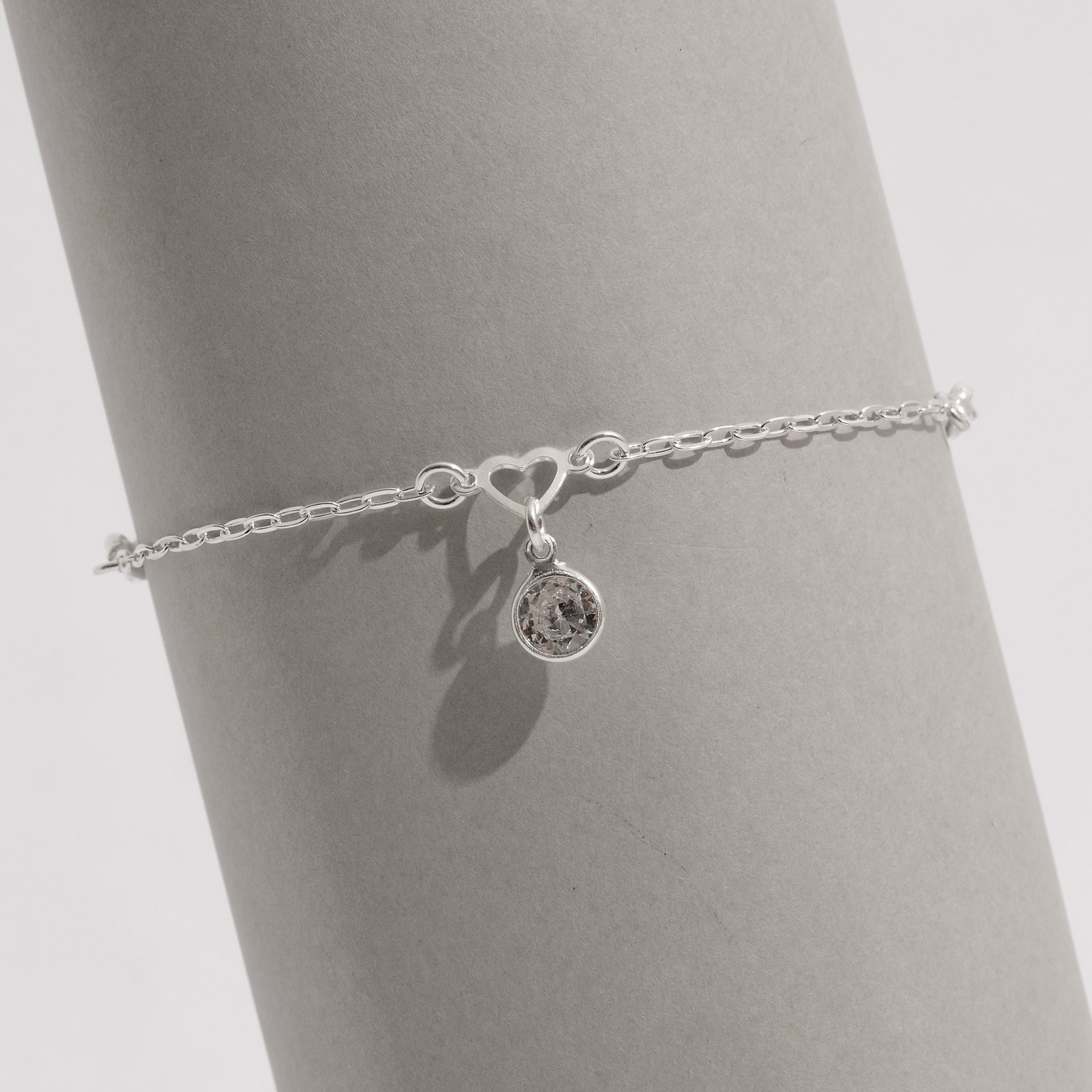 Pulseira entremeios coração vazado e zircônias com pingente zircônia 7mm 19cm