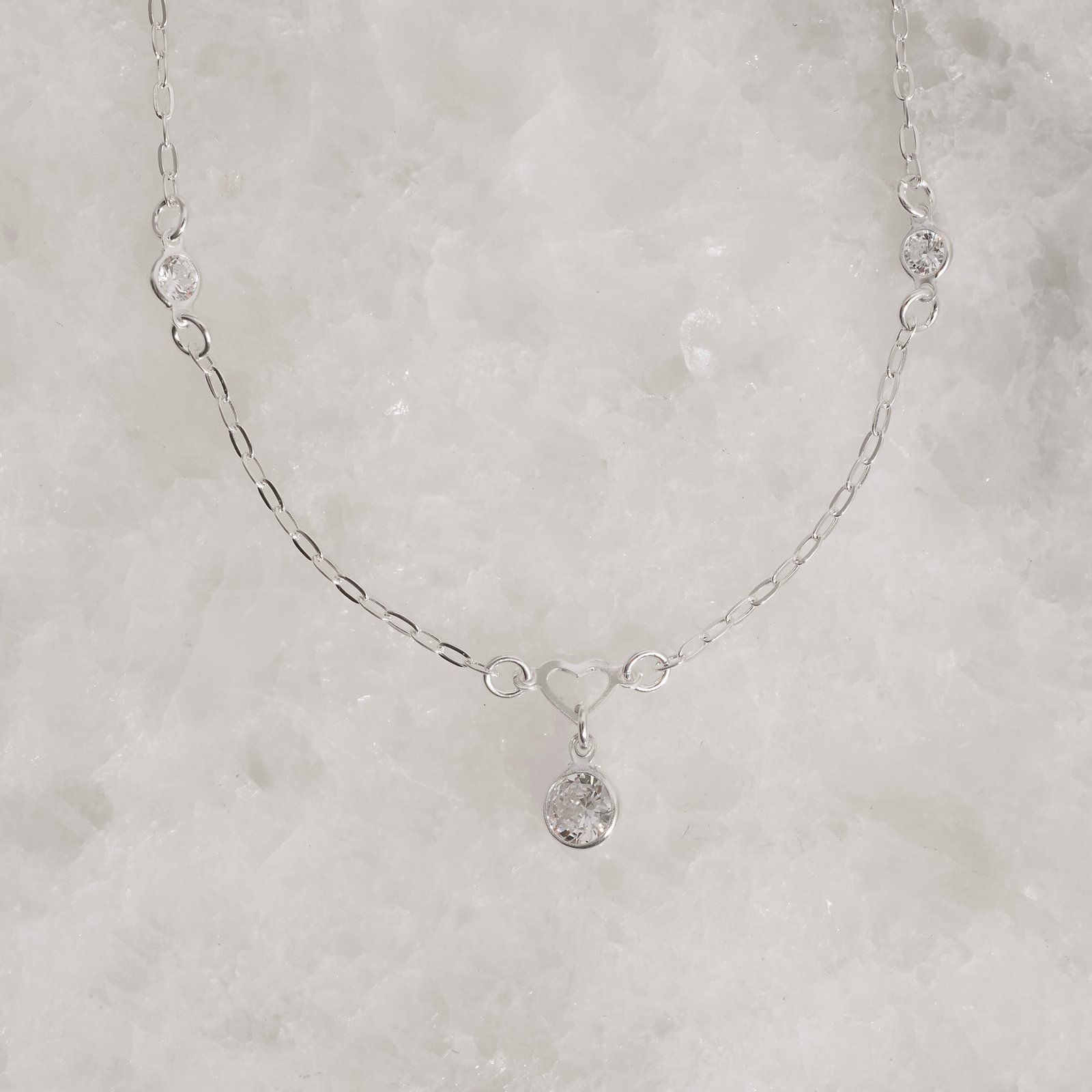 Pulseira entremeios coração vazado e zircônias com pingente zircônia 7mm 19cm