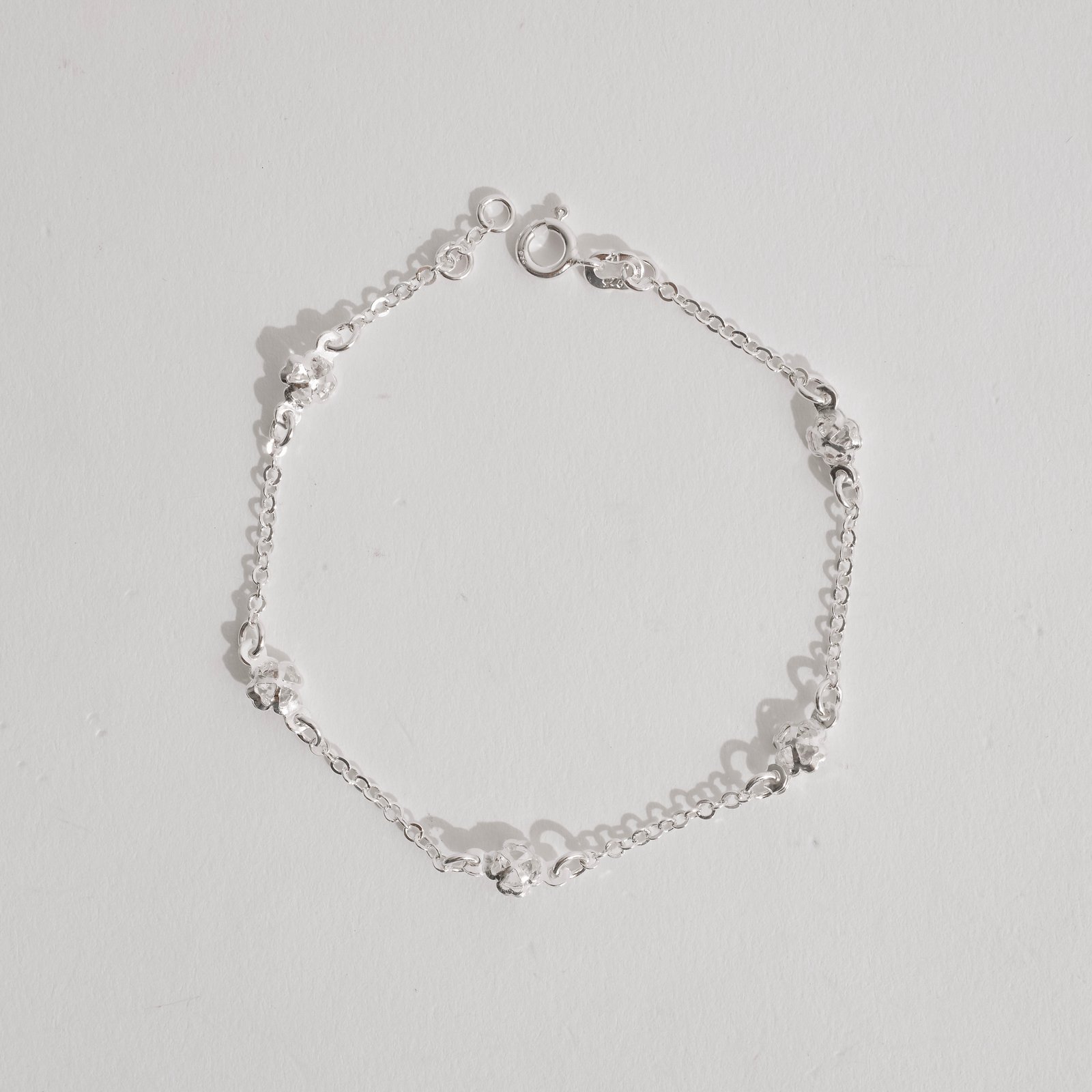 Pulseira entremeios trevos com zircônias 6mm 19cm