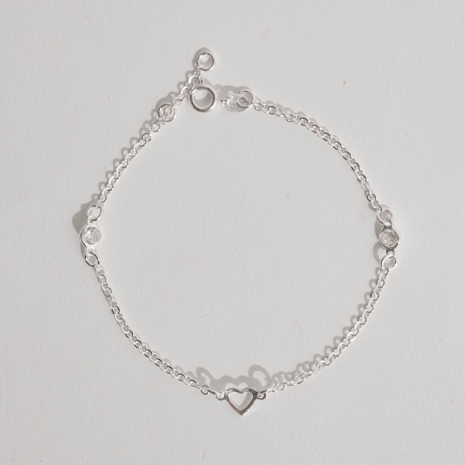 Pulseira entremeios zircônias 4mm e coração vazado 19cm