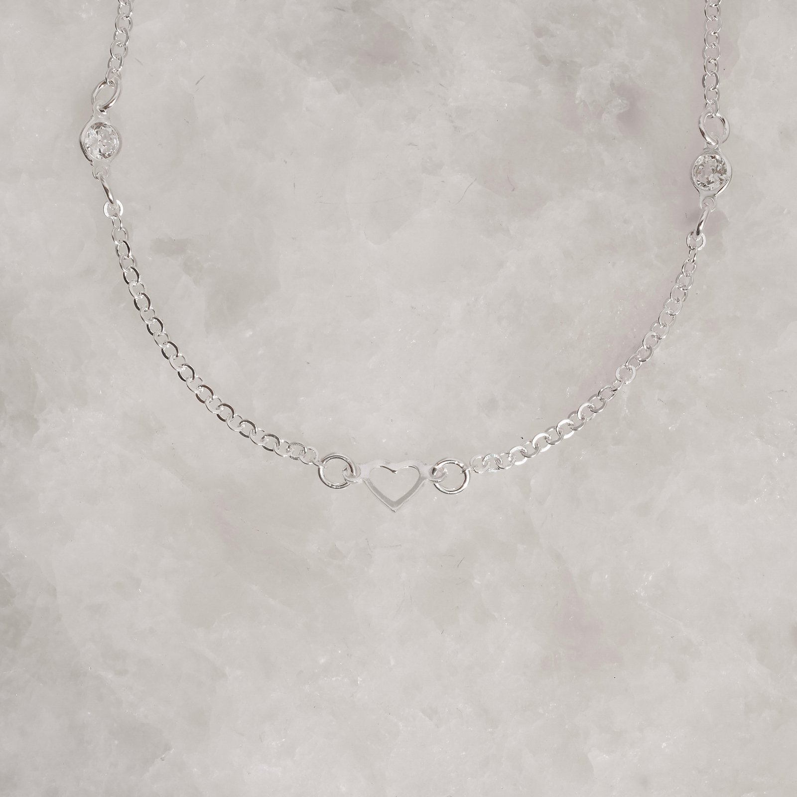 Pulseira entremeios zircônias 4mm e coração vazado 19cm