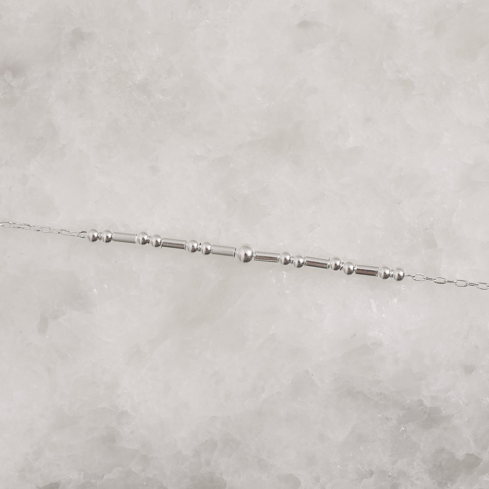 Pulseira entremeios bolas e canutilhos 19cm