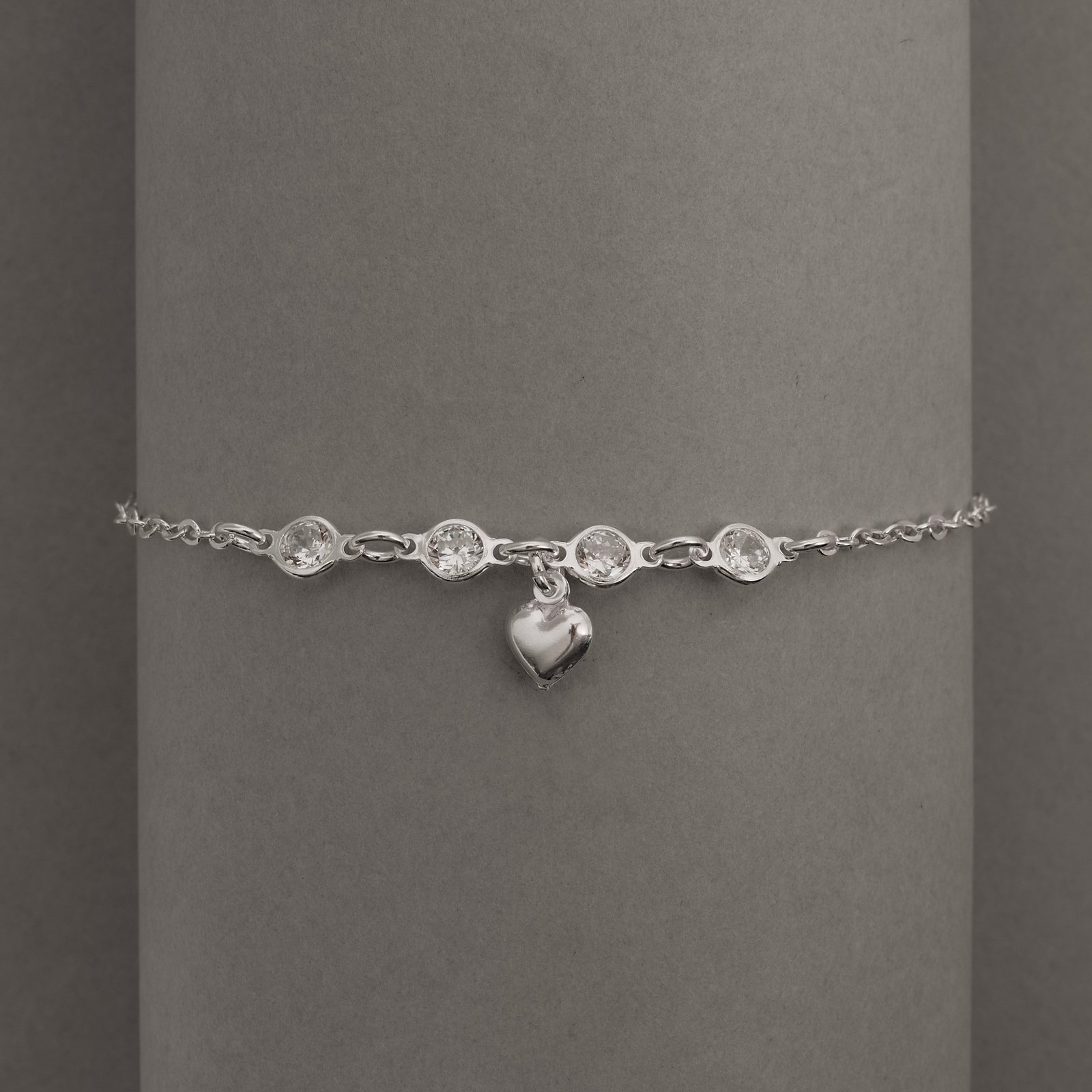 Pulseira entremeio zircônias 4mm pingente coração vazado 19cm