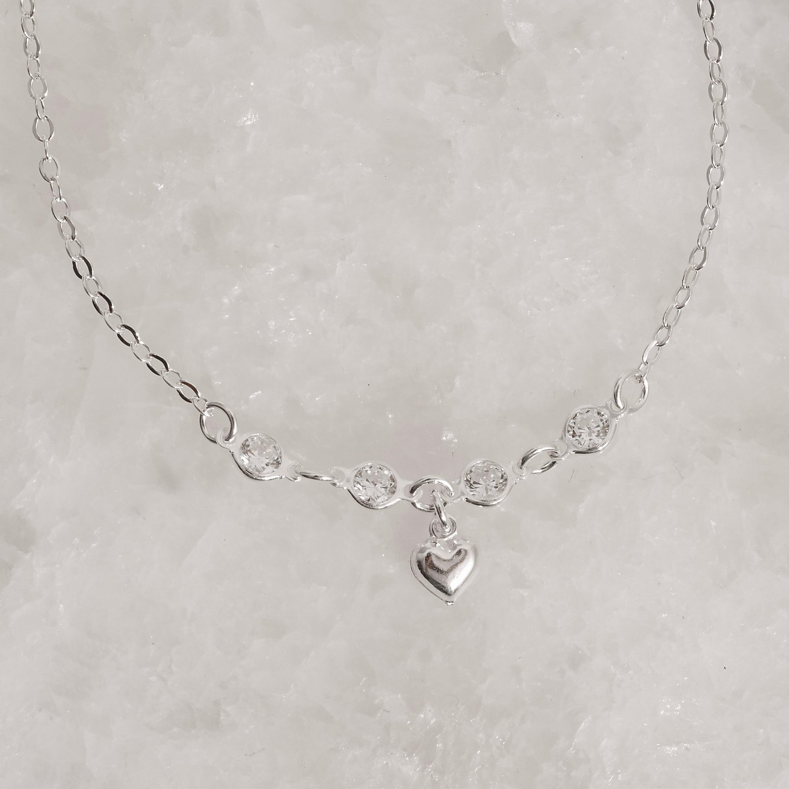 Pulseira entremeio zircônias 4mm pingente coração vazado 19cm