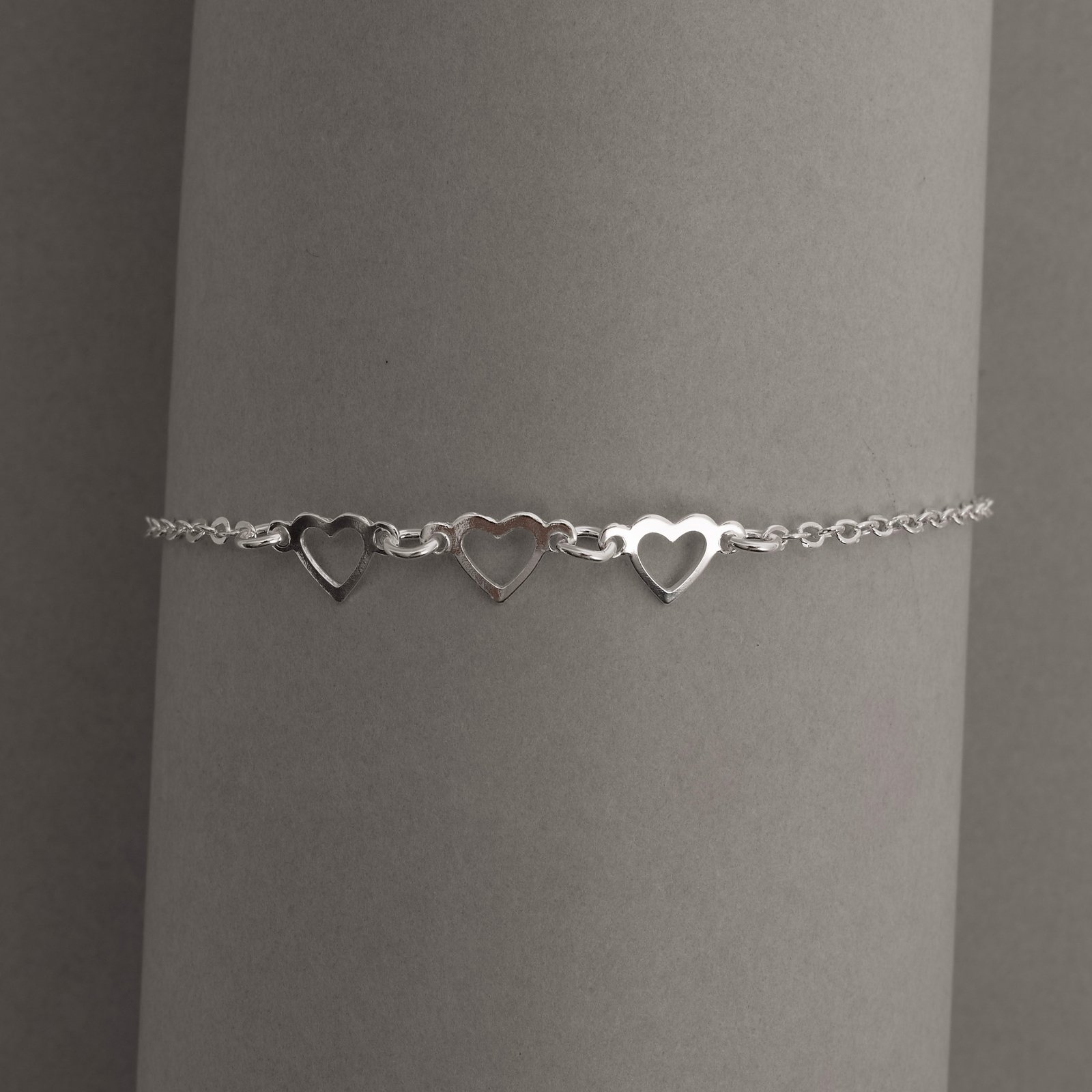Pulseira entremeio corações vazados 6mm 19cm
