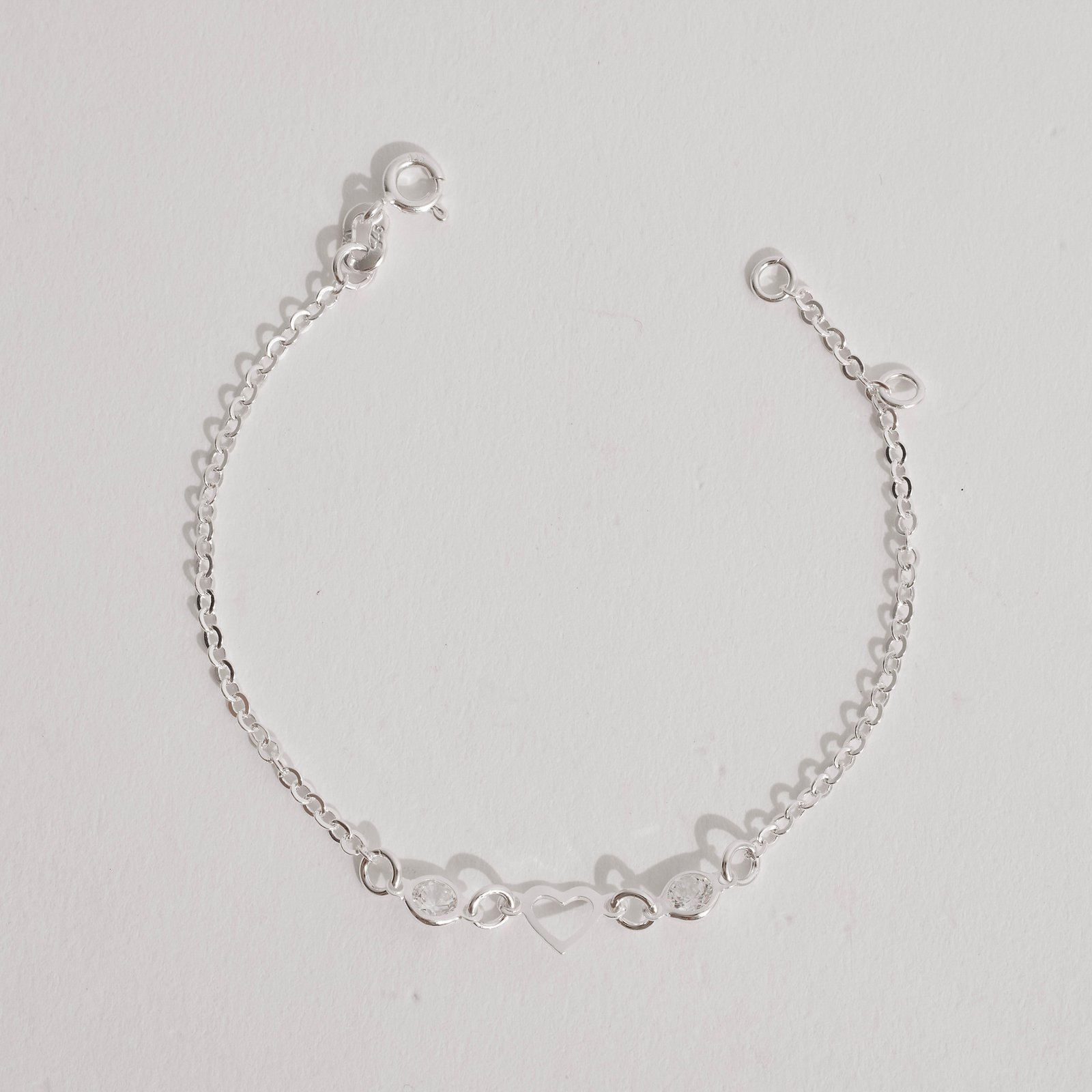 Pulseira infantil entremeio zircônias e coração vazado 15,5cm