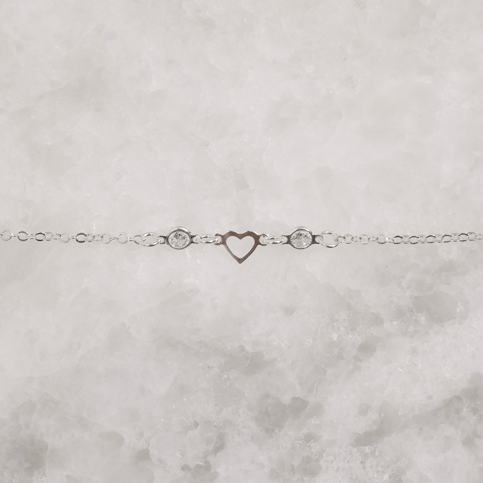 Pulseira infantil entremeio zircônias e coração vazado 15,5cm