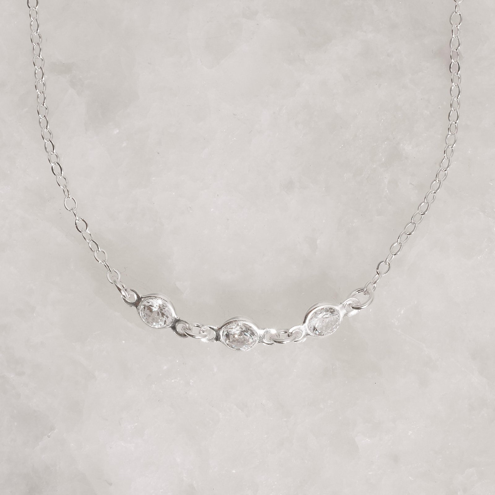 Pulseira infantil entremeios zircônias 4mm 15cm