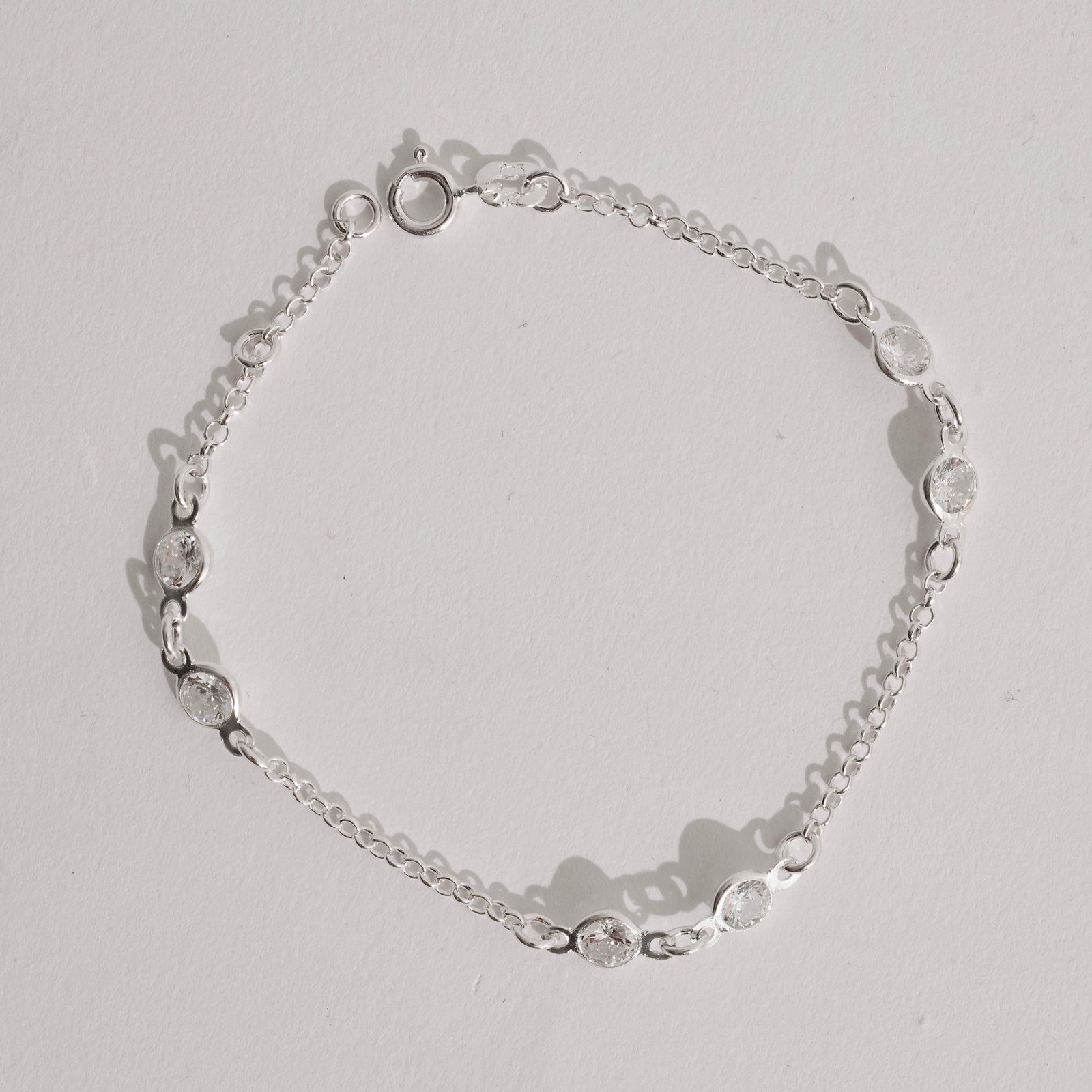 Pulseira 3 entremeios 2 zircônias corrente elo português
