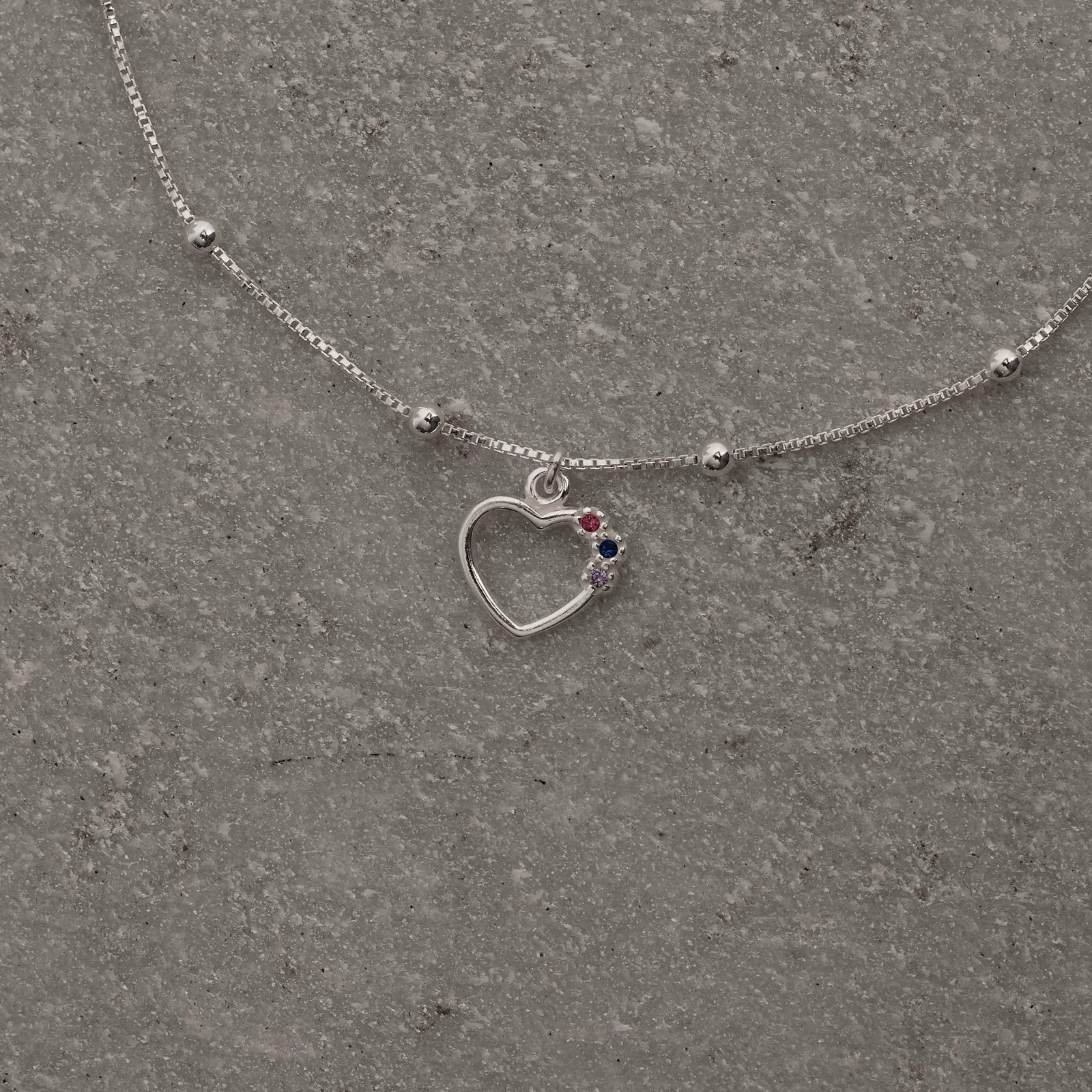 Pulseira pingente coração vazado detalhe cravejado colorido 11mm com bolas