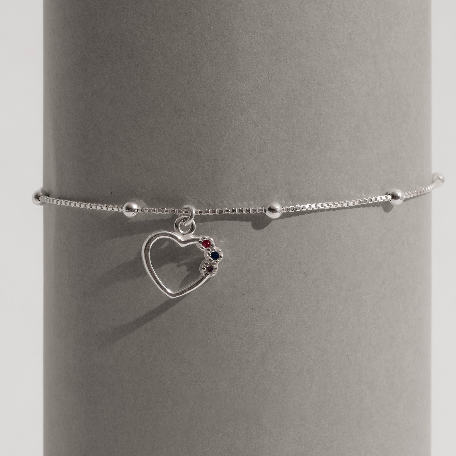 Pulseira pingente coração vazado detalhe cravejado colorido 11mm com bolas