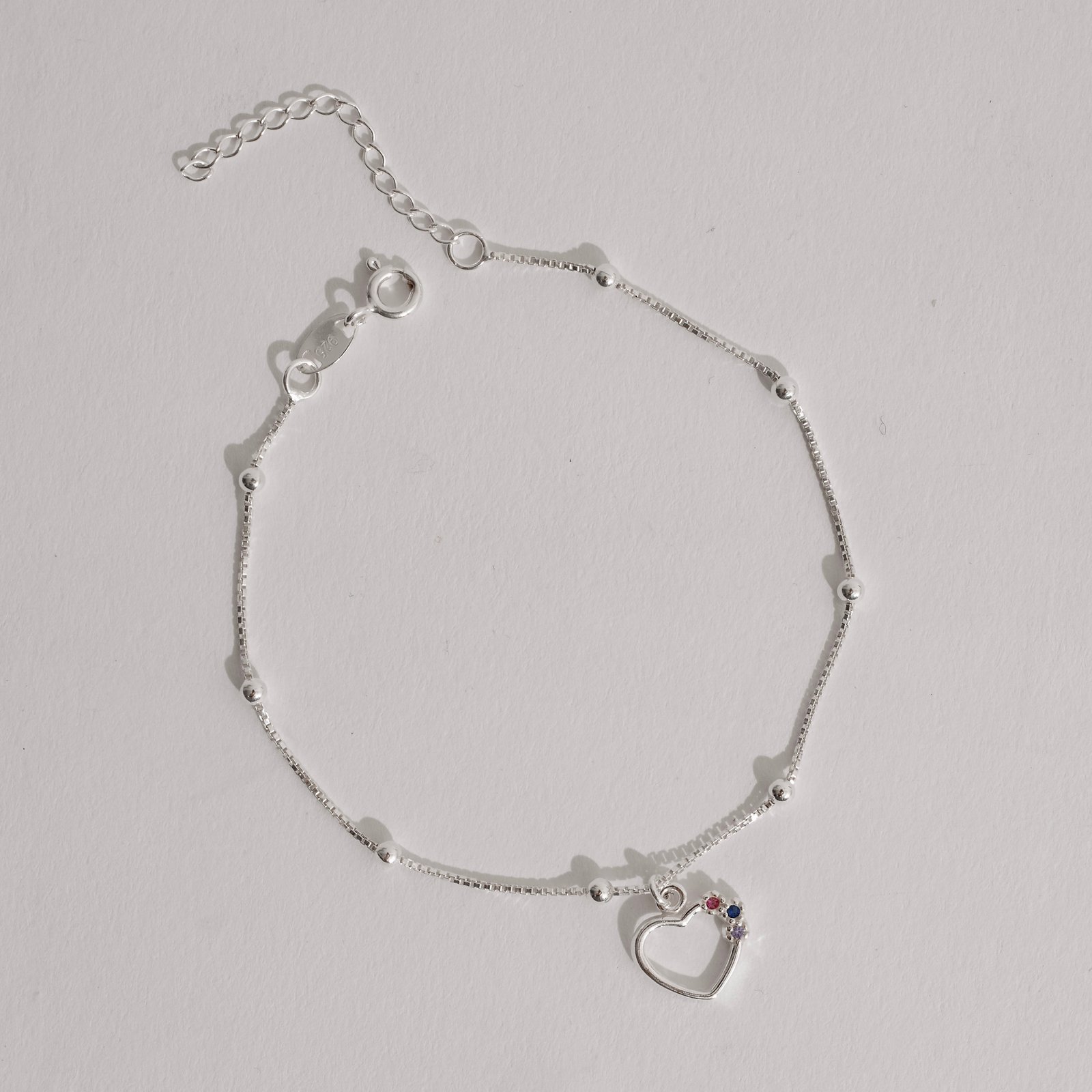 Pulseira pingente coração vazado detalhe cravejado colorido 11mm com bolas
