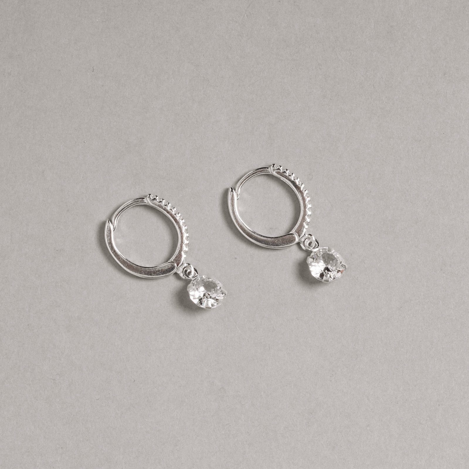 Argola click cravejada 14mm pingente zircônia 6mm