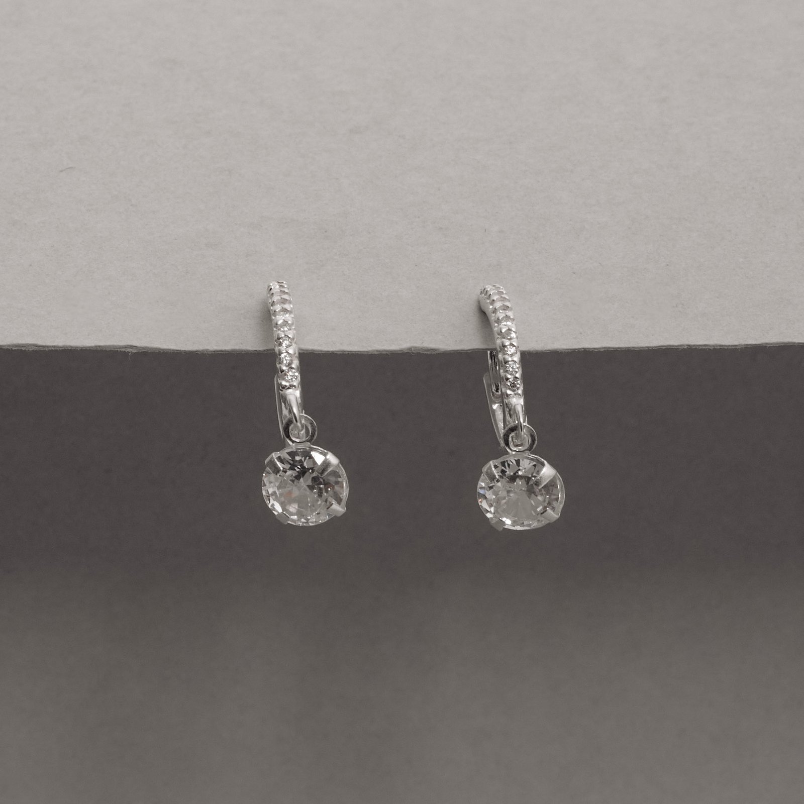 Argola click cravejada 14mm pingente zircônia 6mm