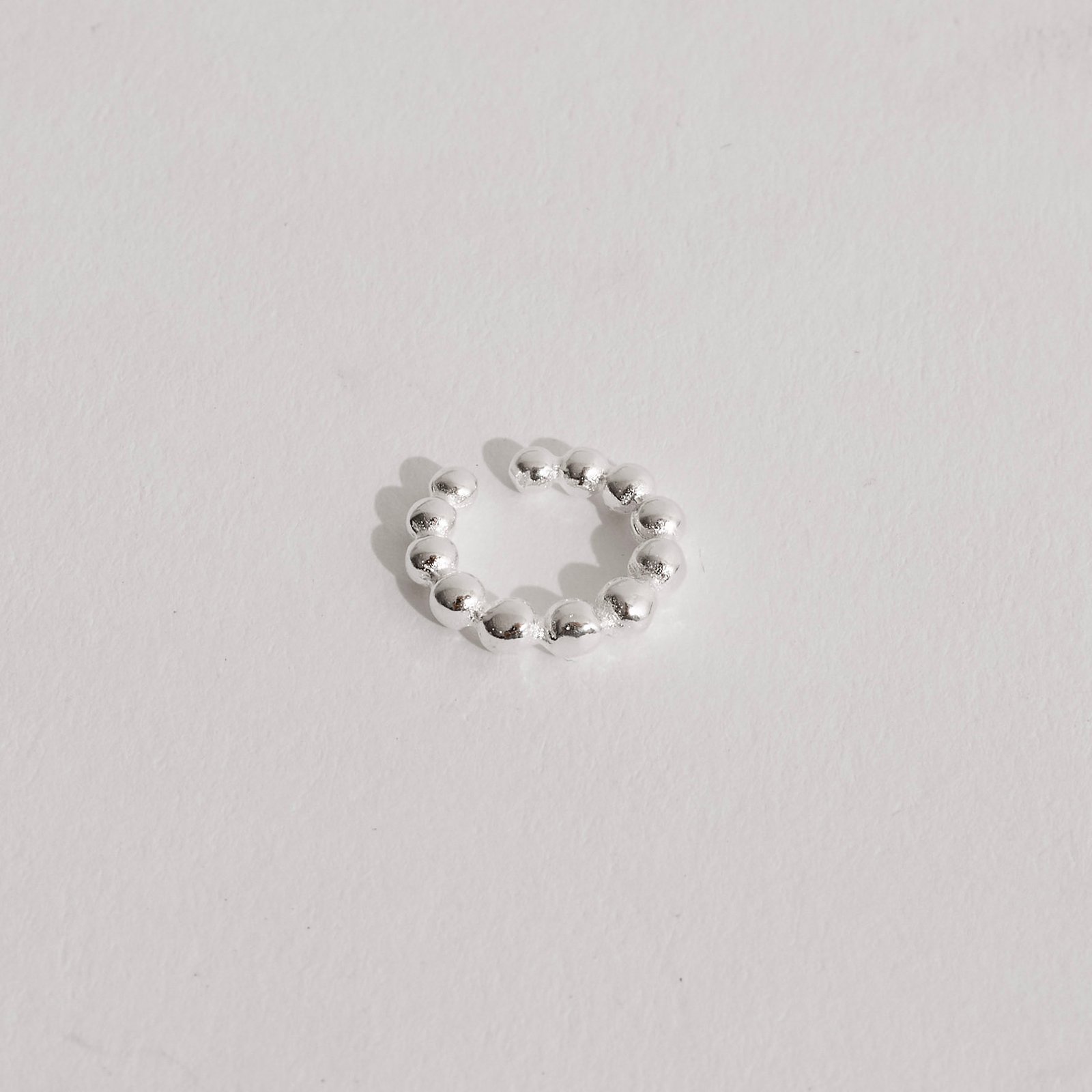 Piercing fake argola rígida fio bolinhas