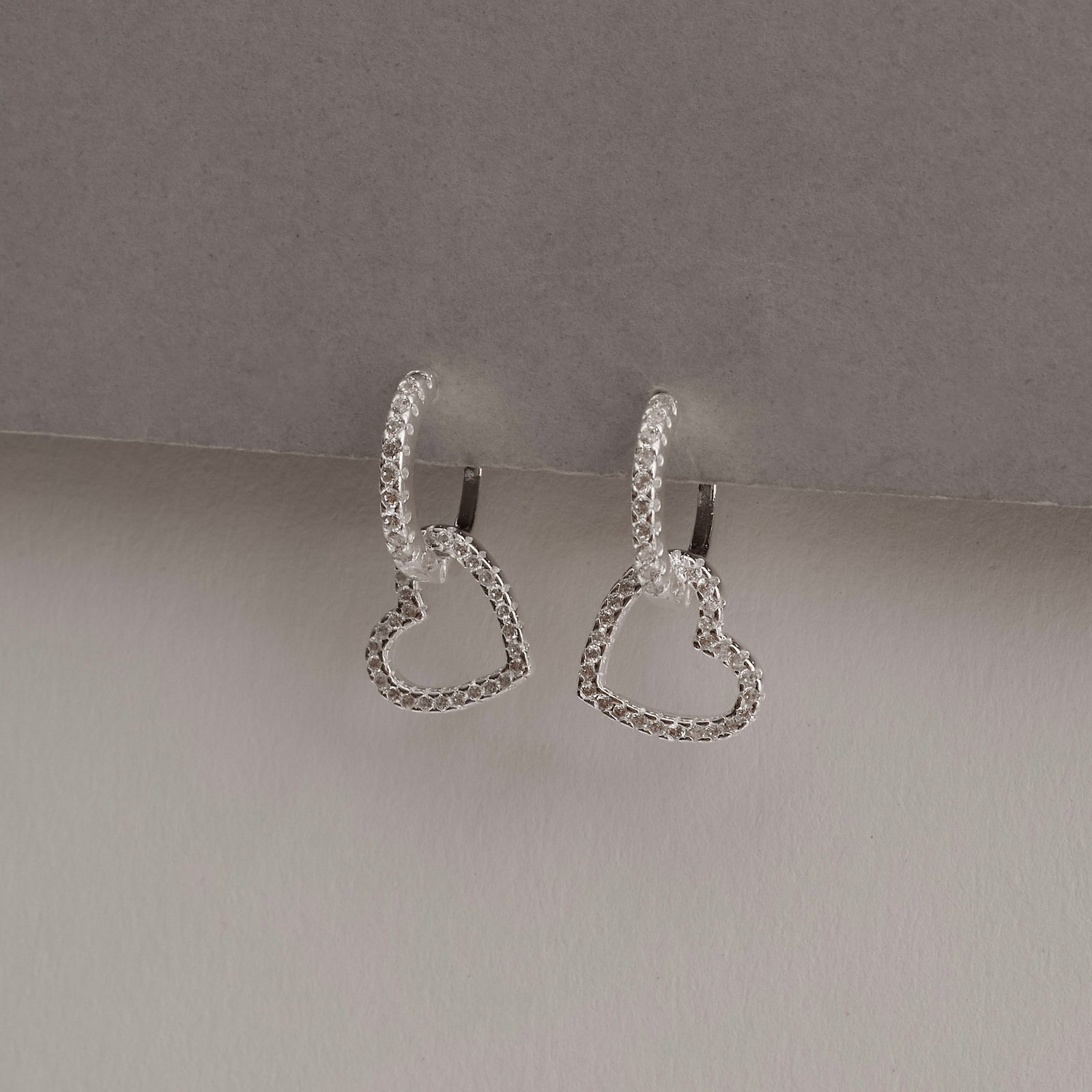 Argola click 12mm pingente coração de lado vazado cravejado