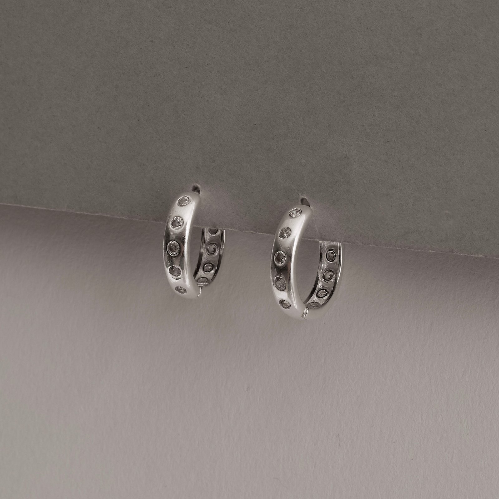 Argola click com zircônias frente e verso 14mm