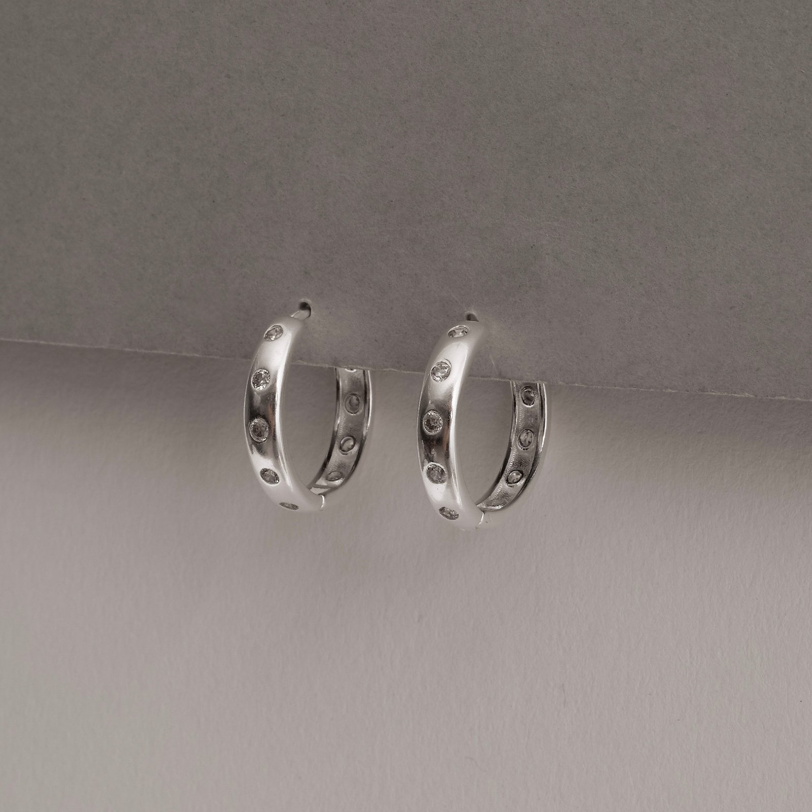 Argola click com zircônias frente e verso 17mm