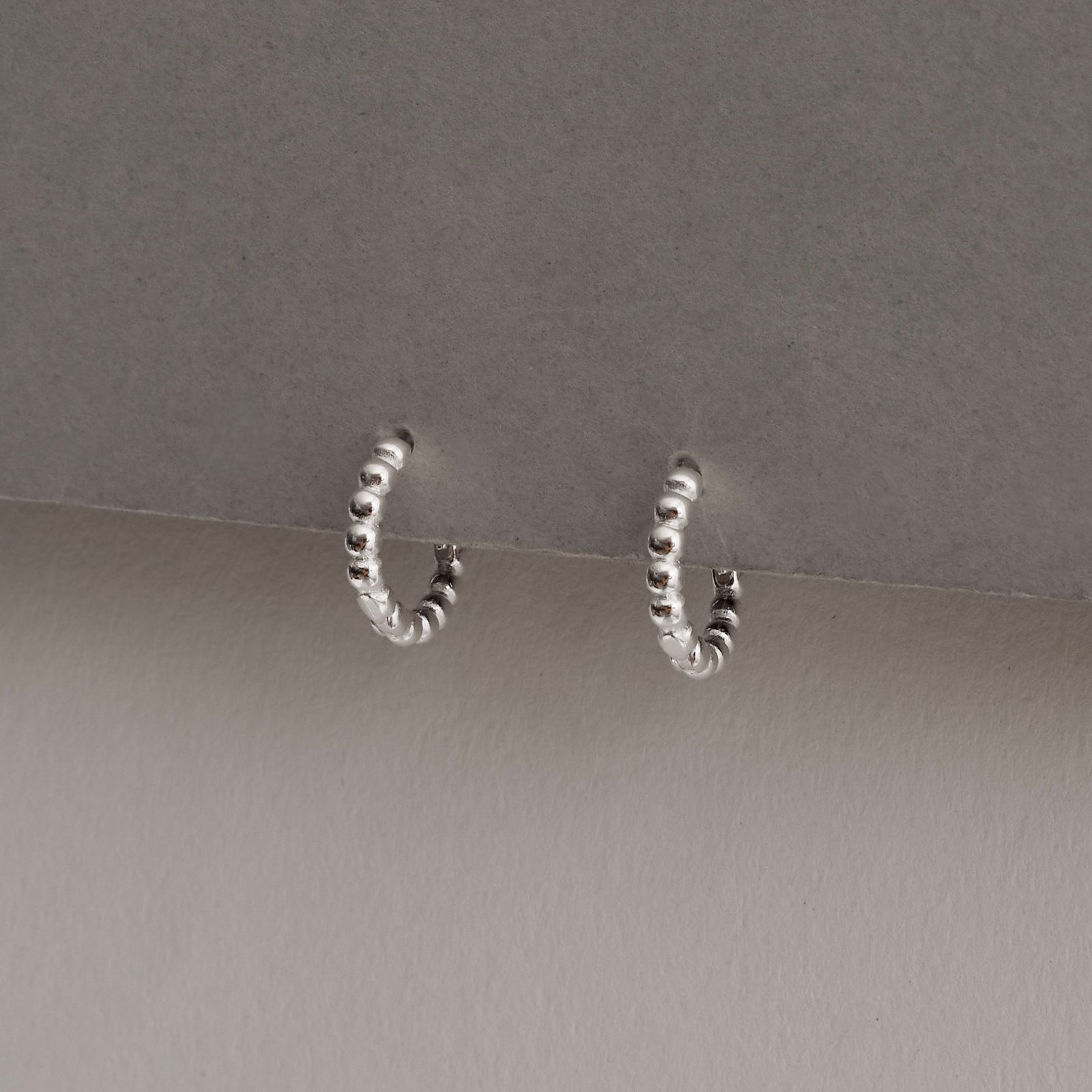 Argola click redonda 9mm fio bolinhas