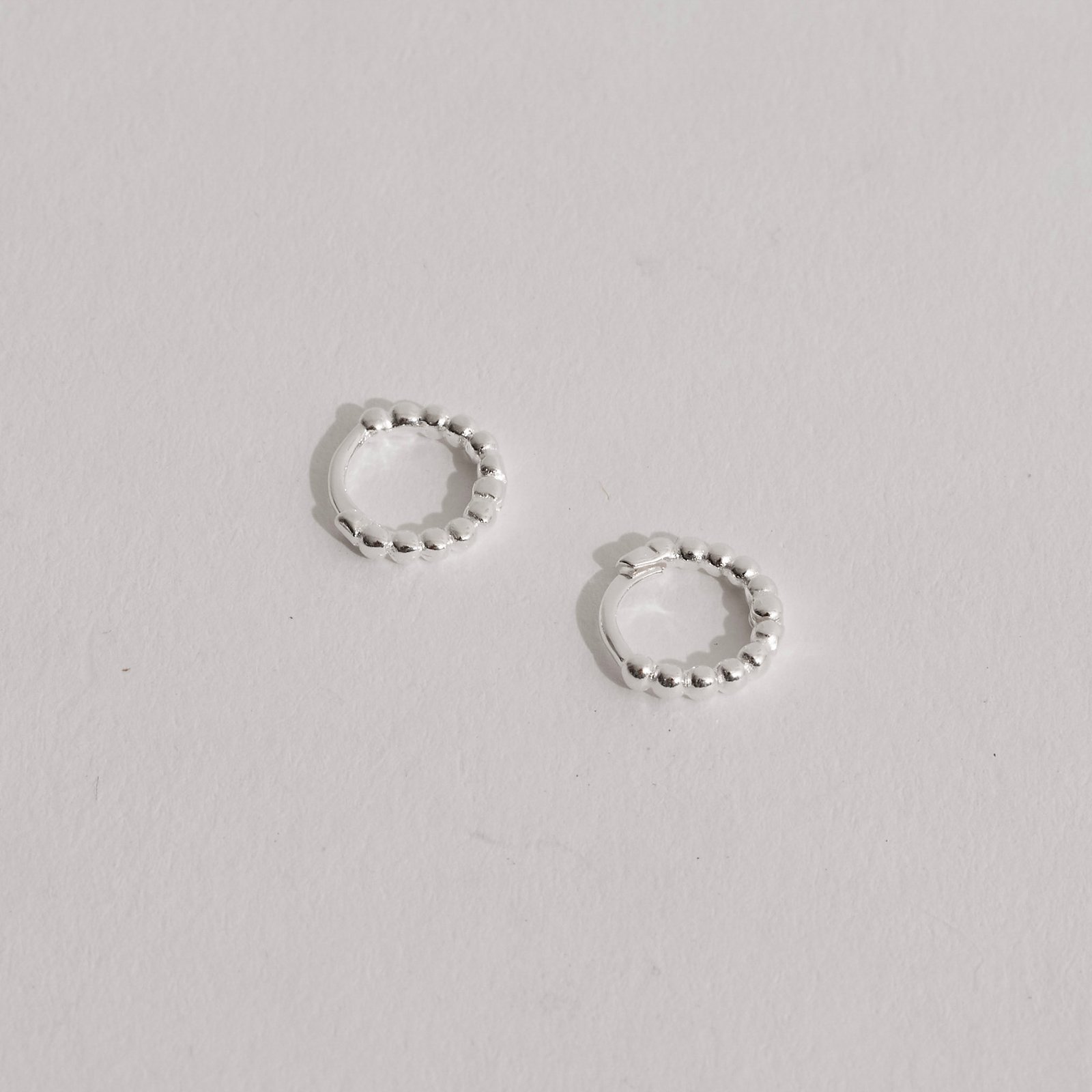 Argola click redonda 9mm fio bolinhas