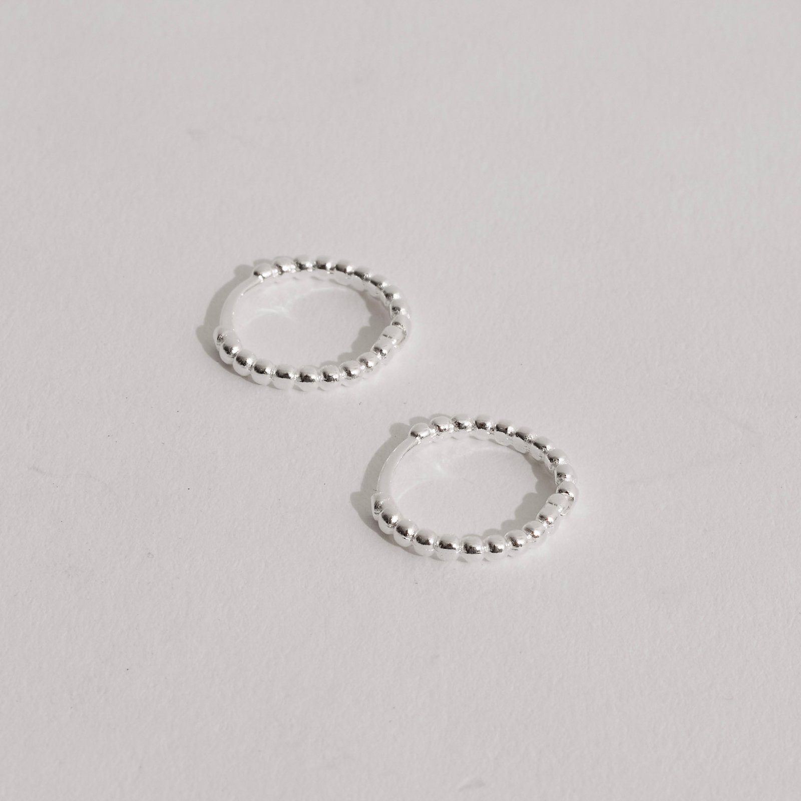 Argola click redonda 14mm fio bolinhas