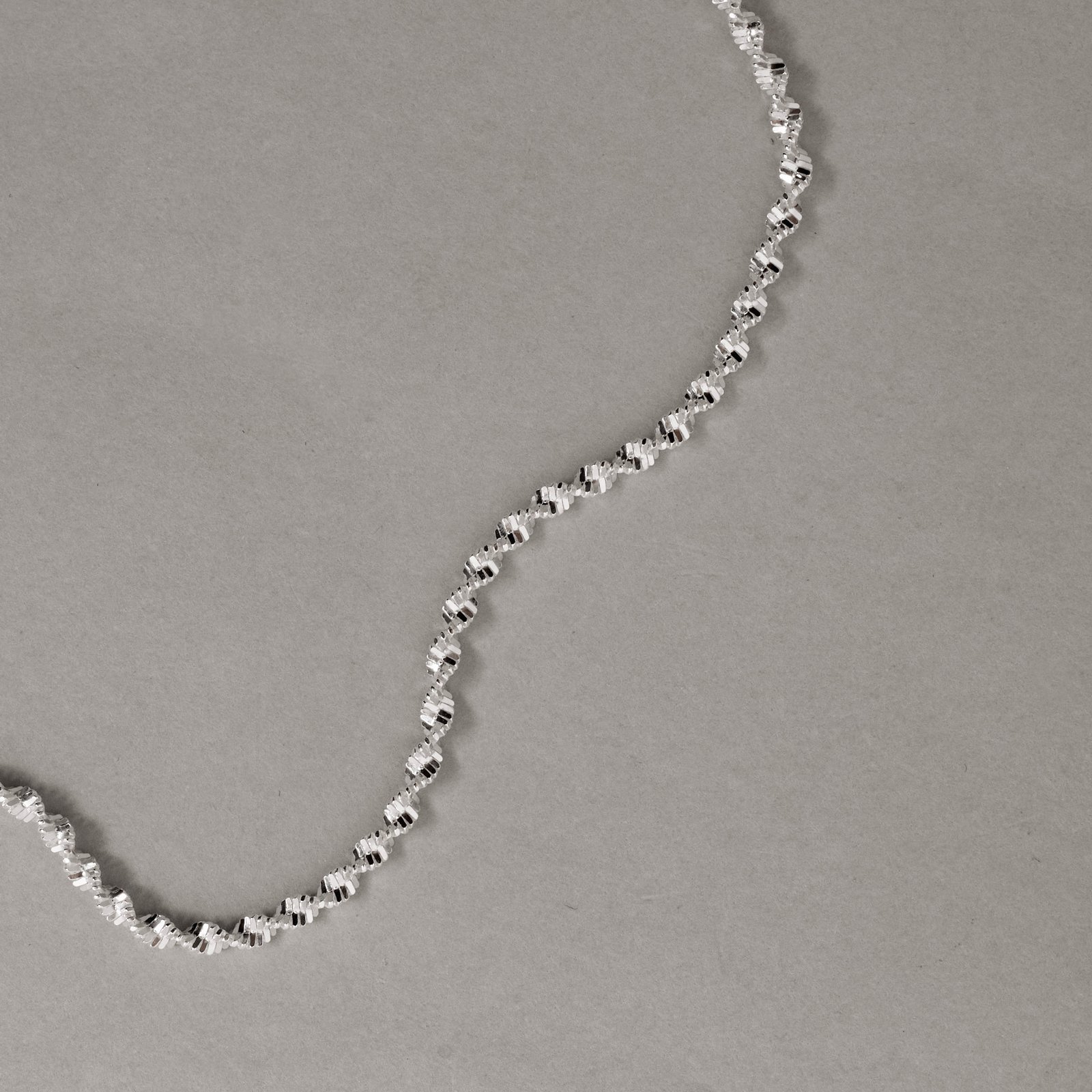 Pulseira corrente laminada torcida 2.4 18,5cm