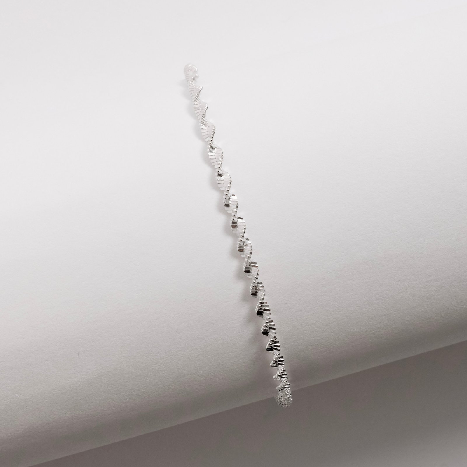 Pulseira corrente laminada torcida 2.4 18,5cm