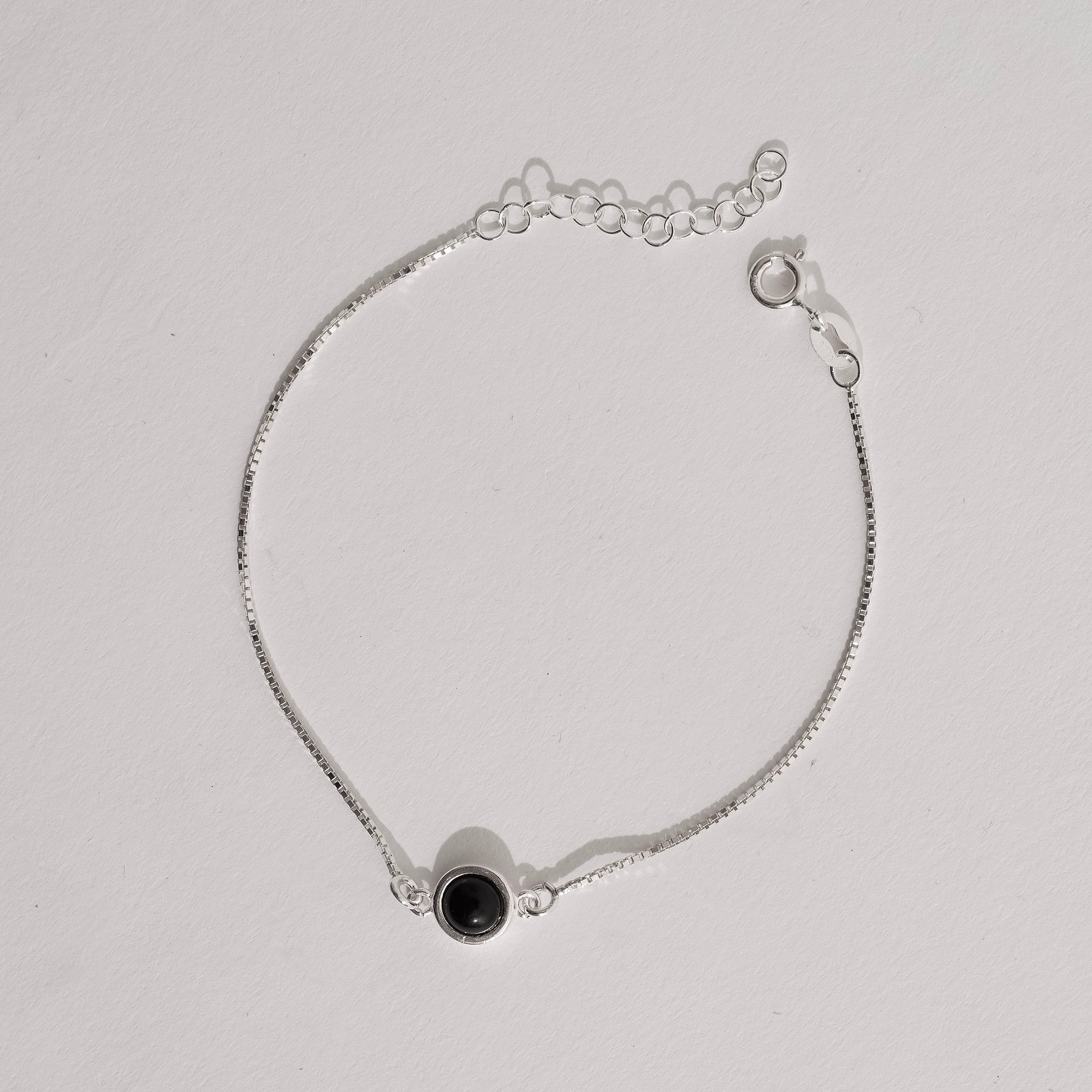 Pulseira entremeio pedra ônix 7mm v15 16cm com alongadora
