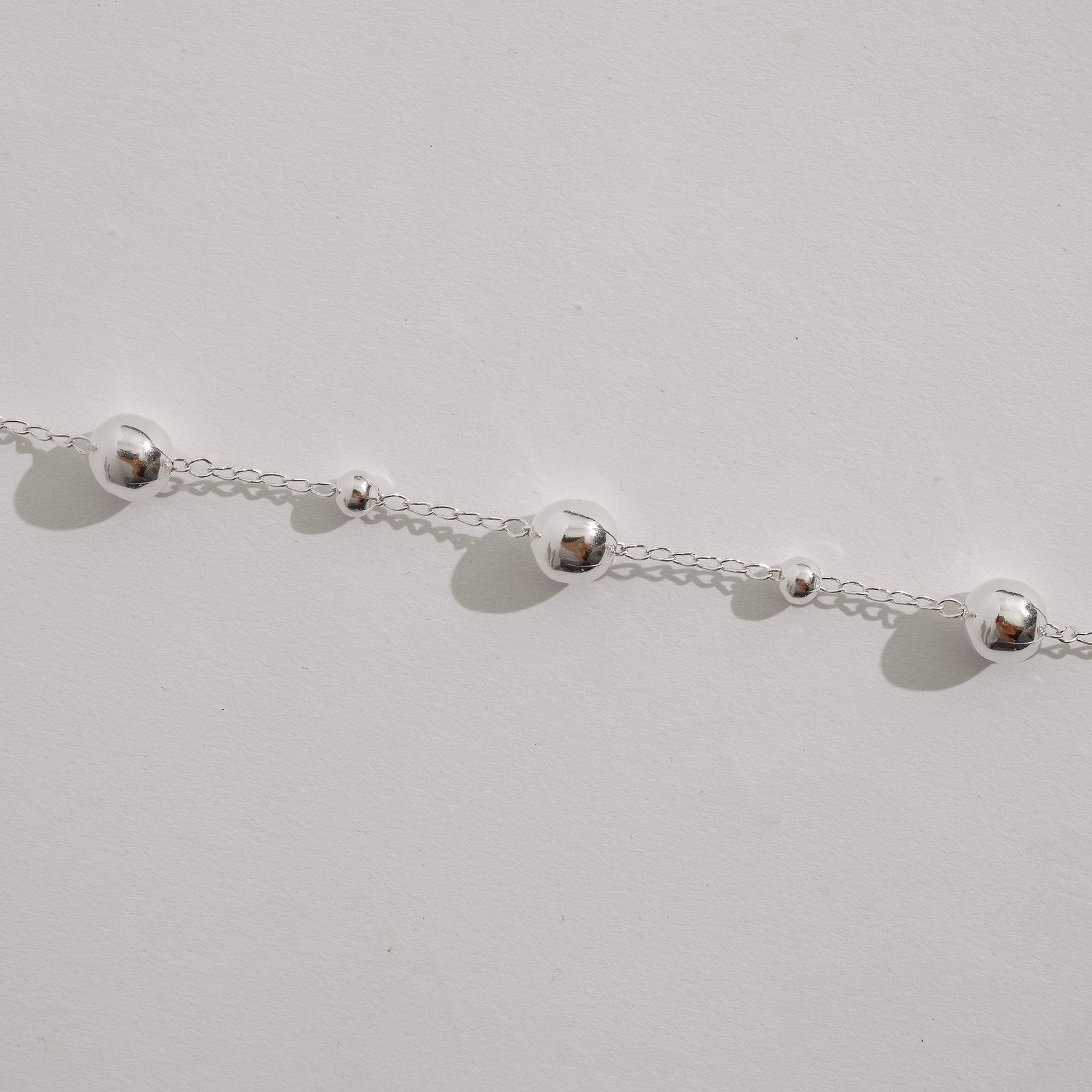 Pulseira entremeio bolas 5 e 9mm corrente cadeado