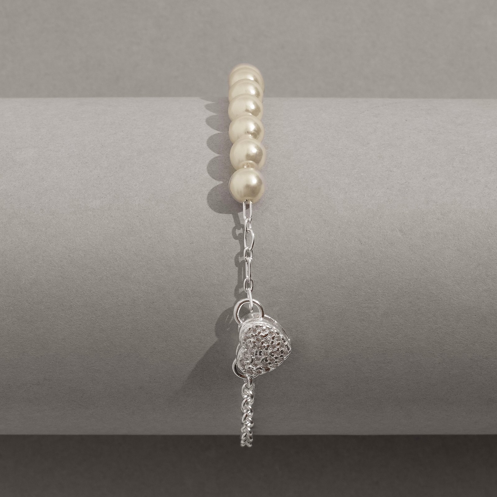 Pulseira entremeio coração cravejado 8mm corrente elo português e pérolas 17cm com alongadora