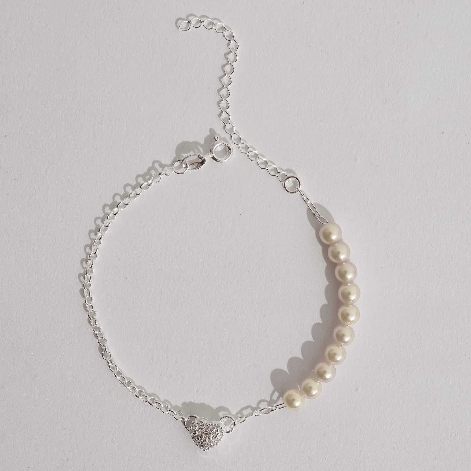 Pulseira entremeio coração cravejado 8mm corrente elo português e pérolas 17cm com alongadora