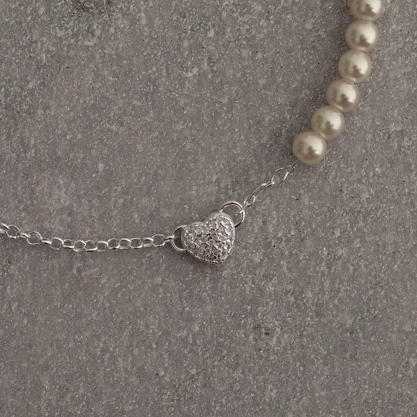 Pulseira entremeio coração cravejado 8mm corrente elo português e pérolas 17cm com alongadora