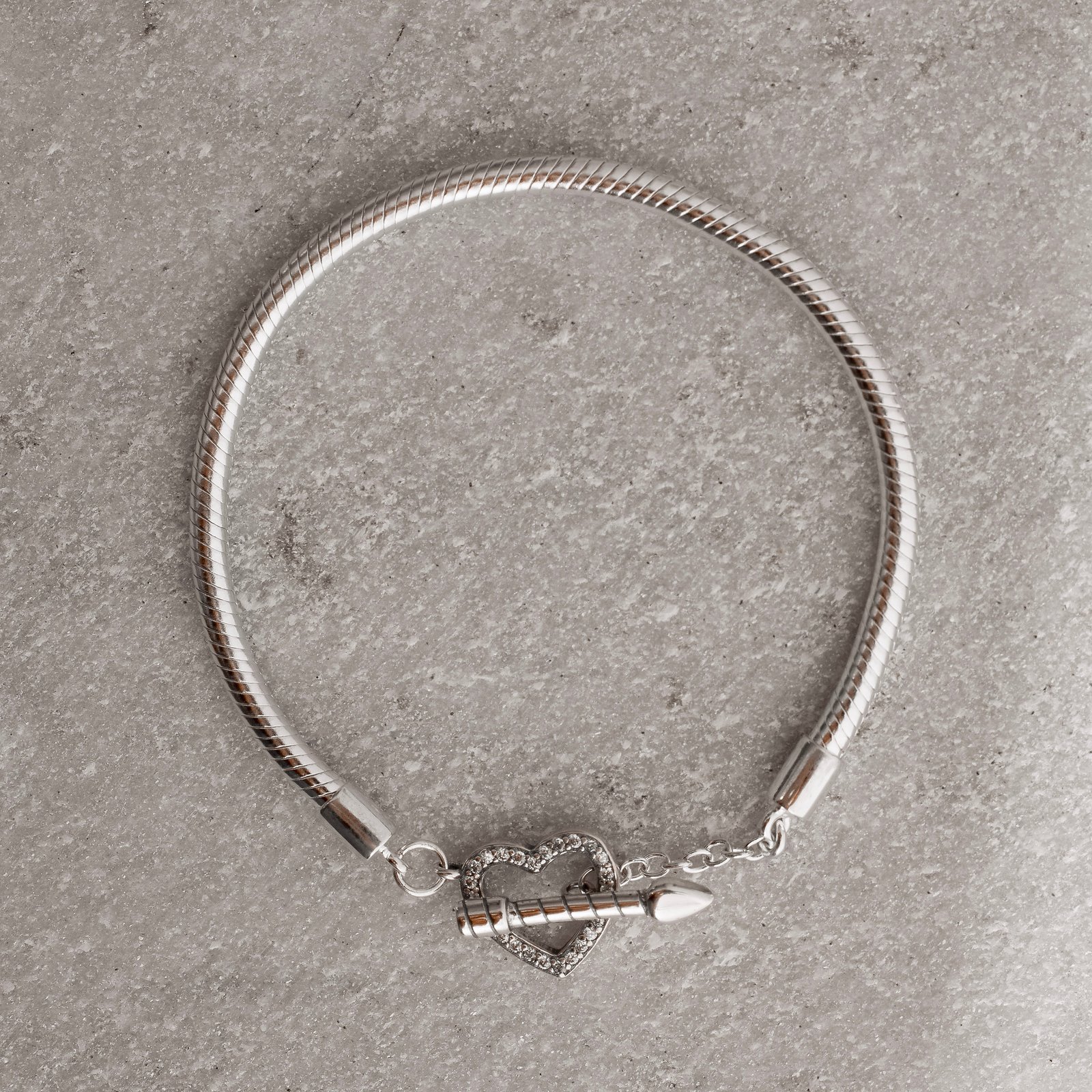 Pulseira para berloques 2.9 fecho coração vazado cravejado