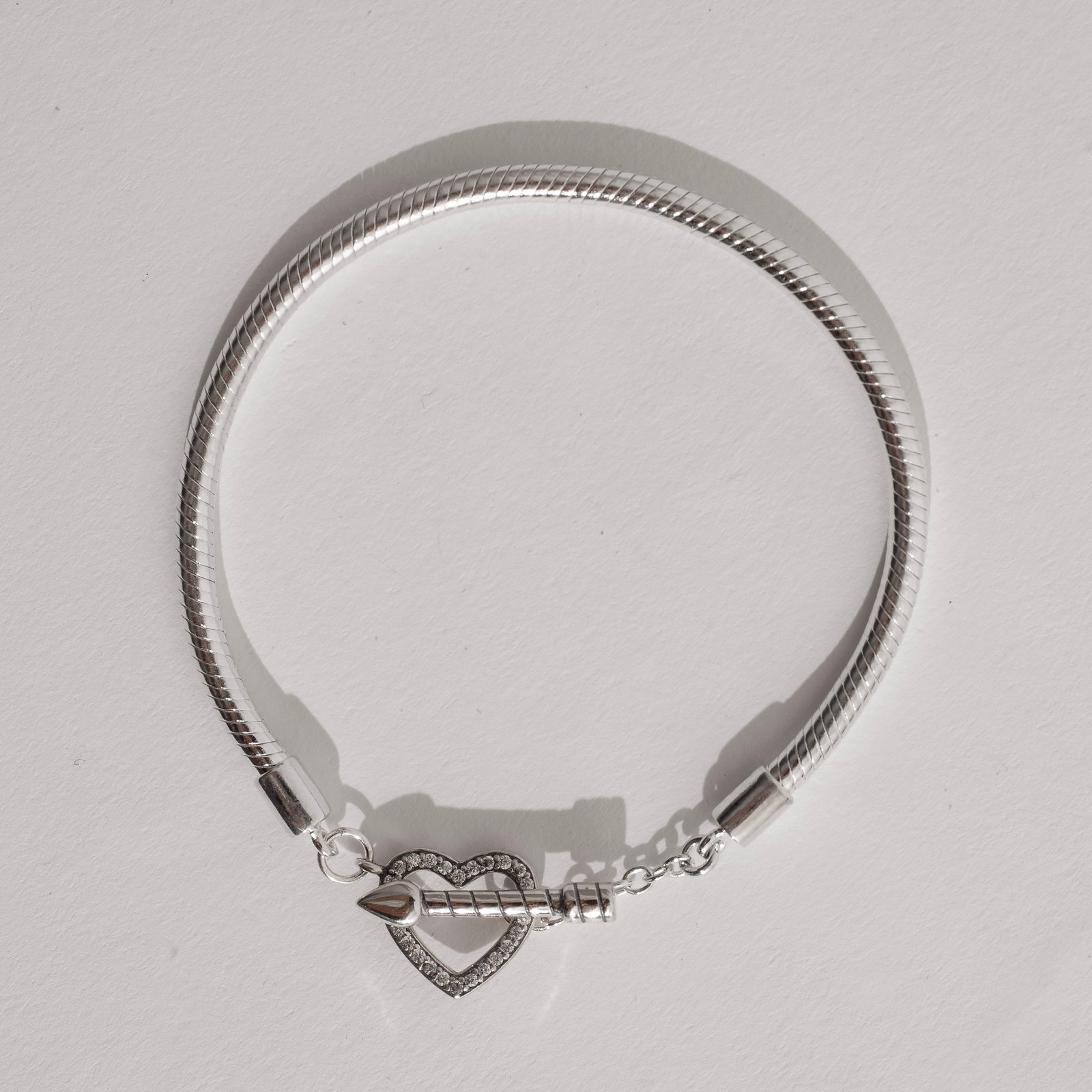 Pulseira para berloques 2.9 fecho coração vazado cravejado