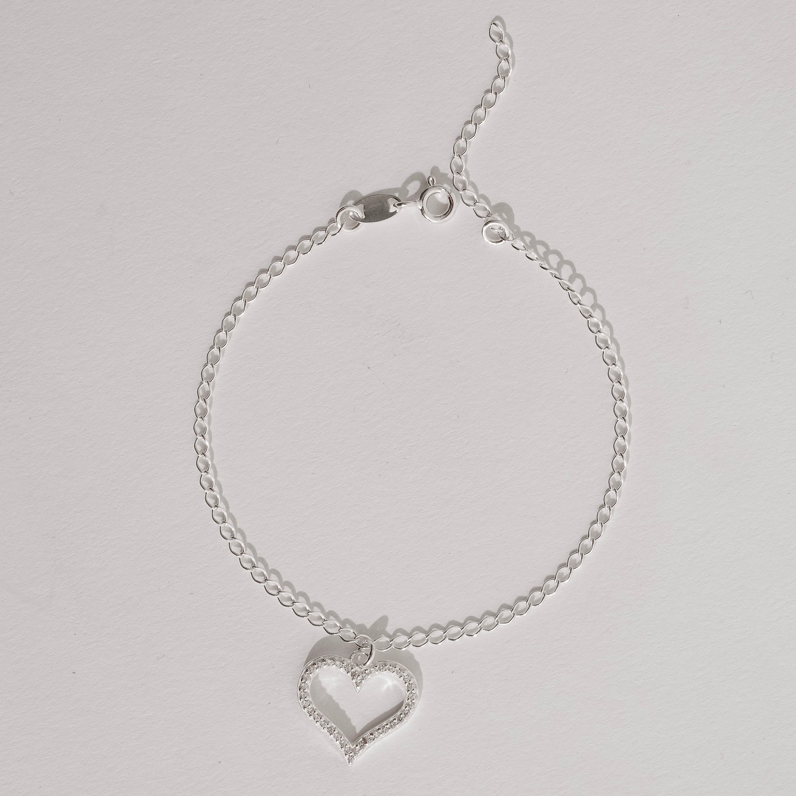Pulseira pingente coração vazado cravejado 16mm 17+3cm