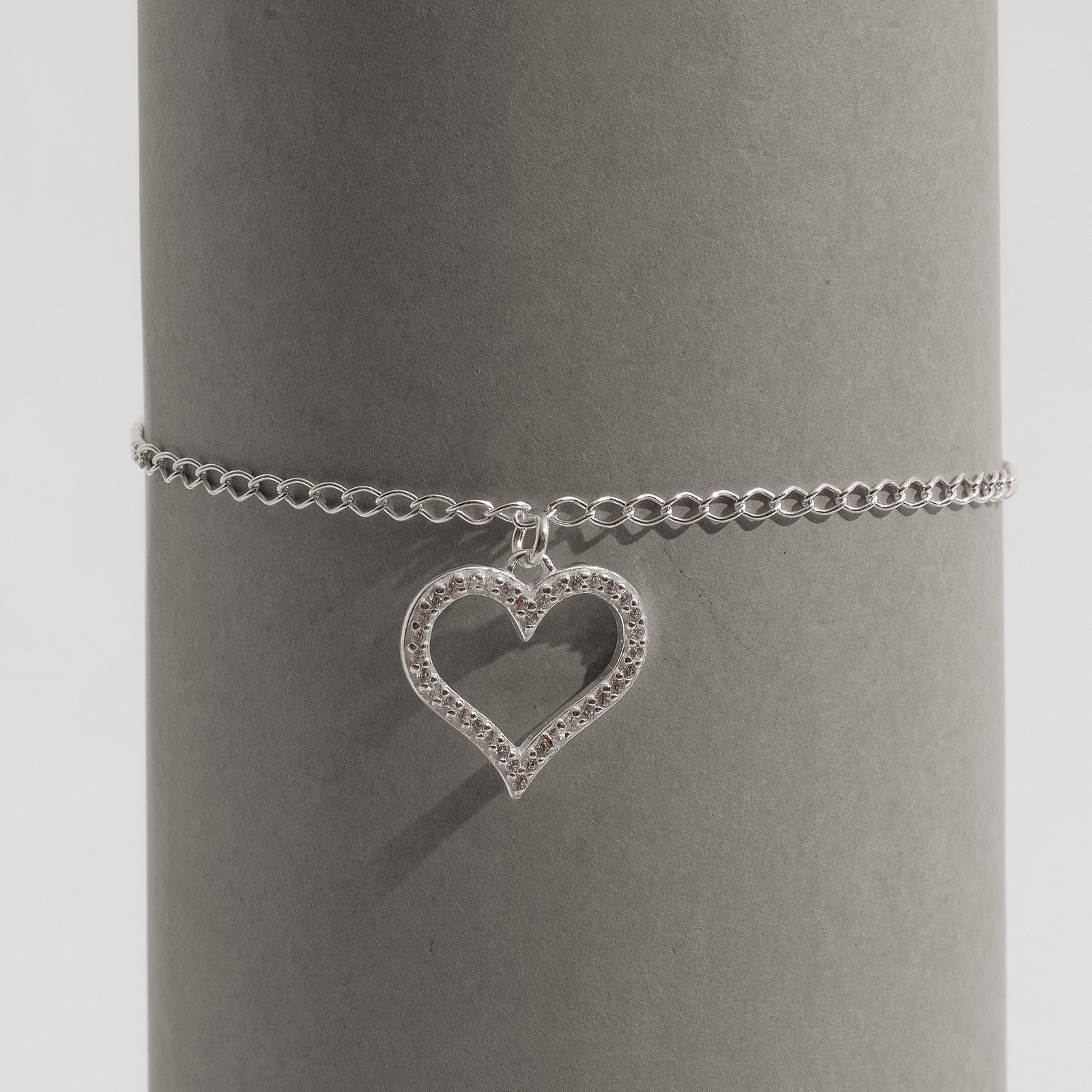 Pulseira pingente coração vazado cravejado 16mm 17+3cm