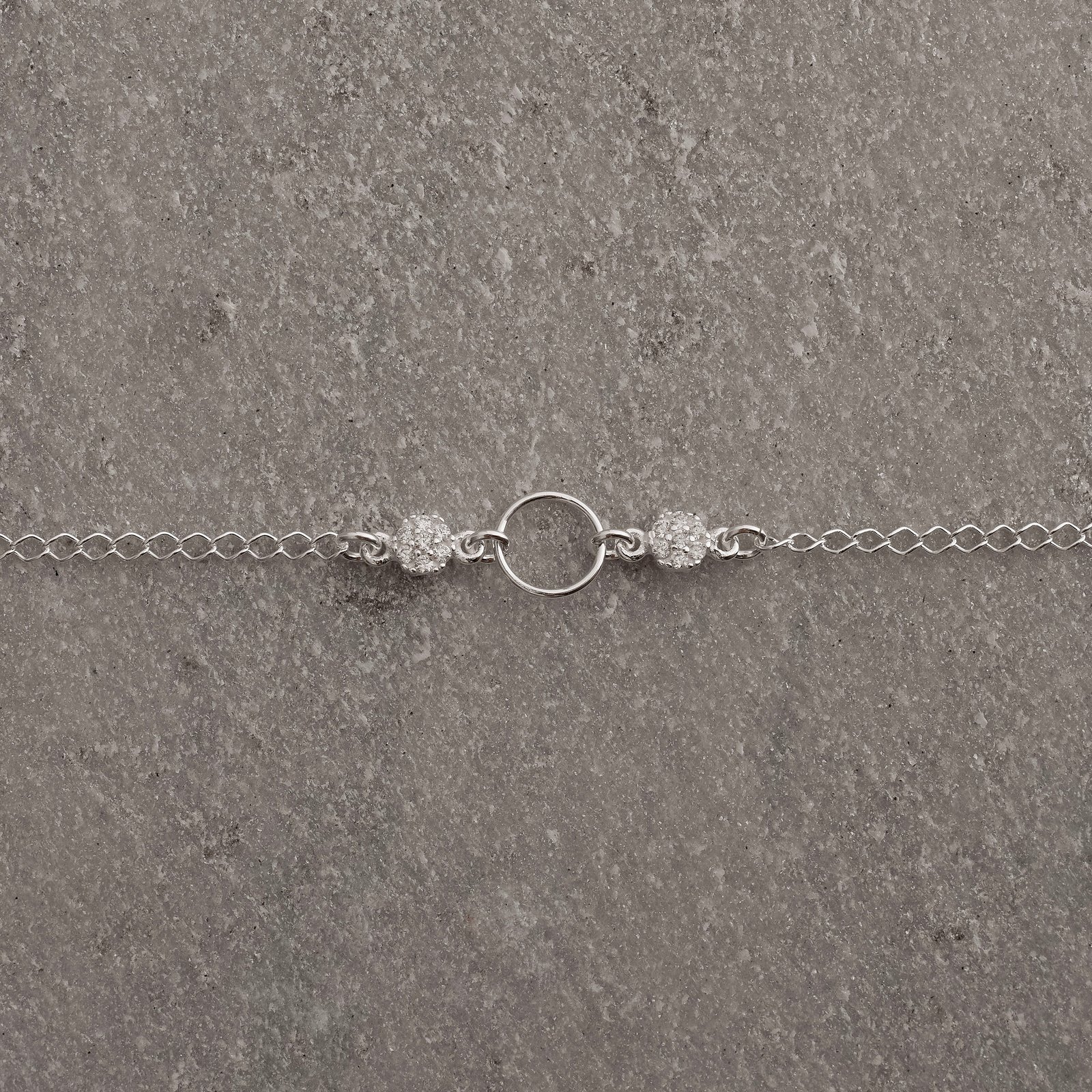 Pulseira entremeio círculo vazado 9mm com botões cravejados 18cm com alongadora