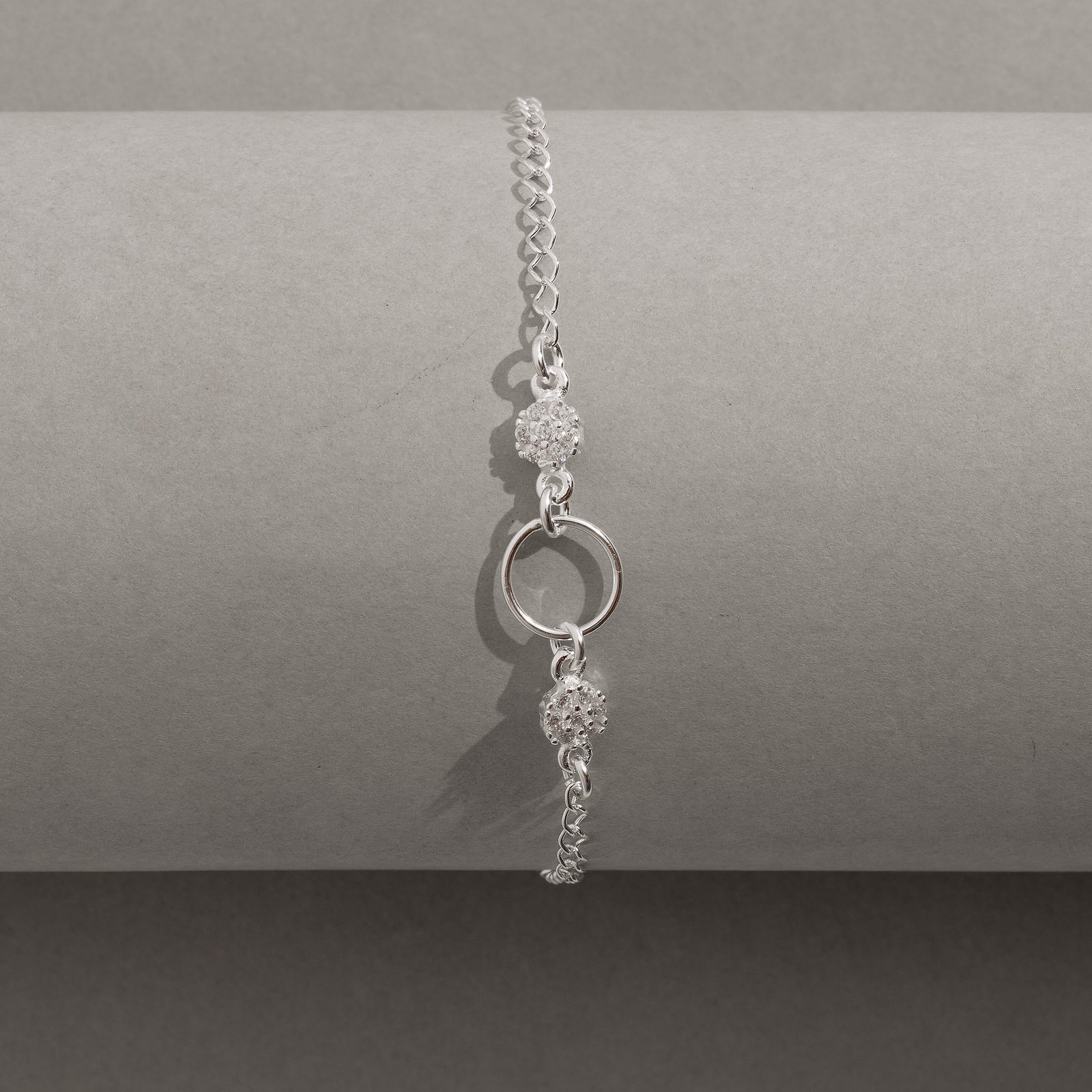 Pulseira entremeio círculo vazado 9mm com botões cravejados 18cm com alongadora