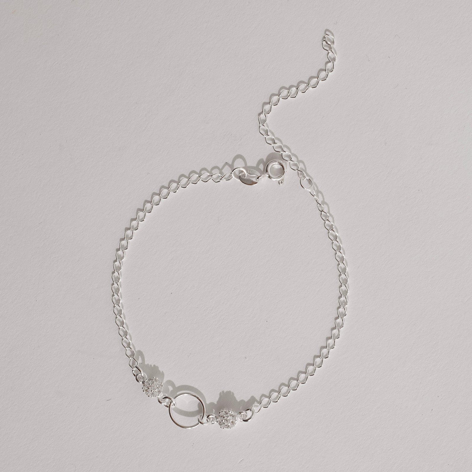 Pulseira entremeio círculo vazado 9mm com botões cravejados 18cm com alongadora