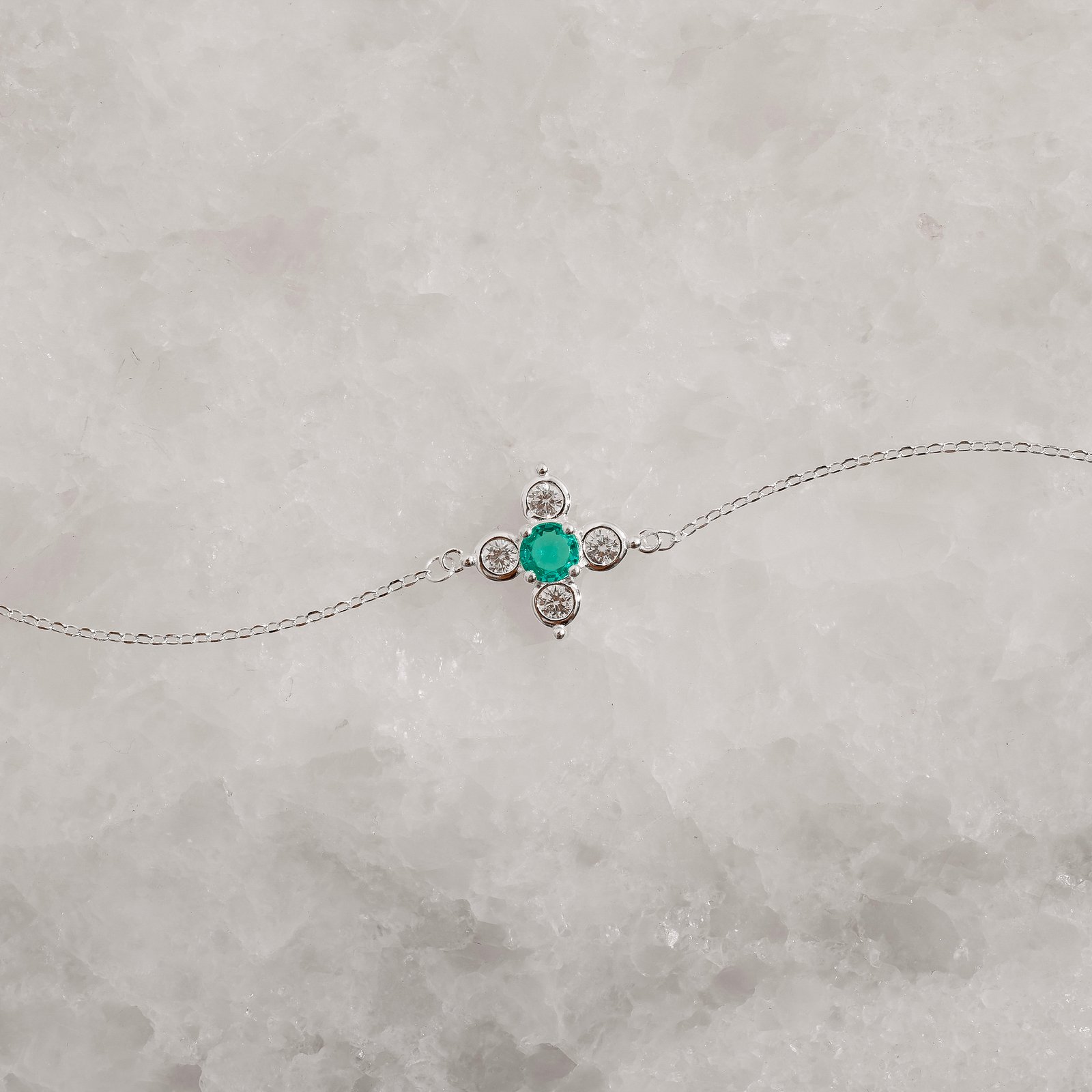 Pulseira entremeio flor com zircônias cristal e turmalina 14mm