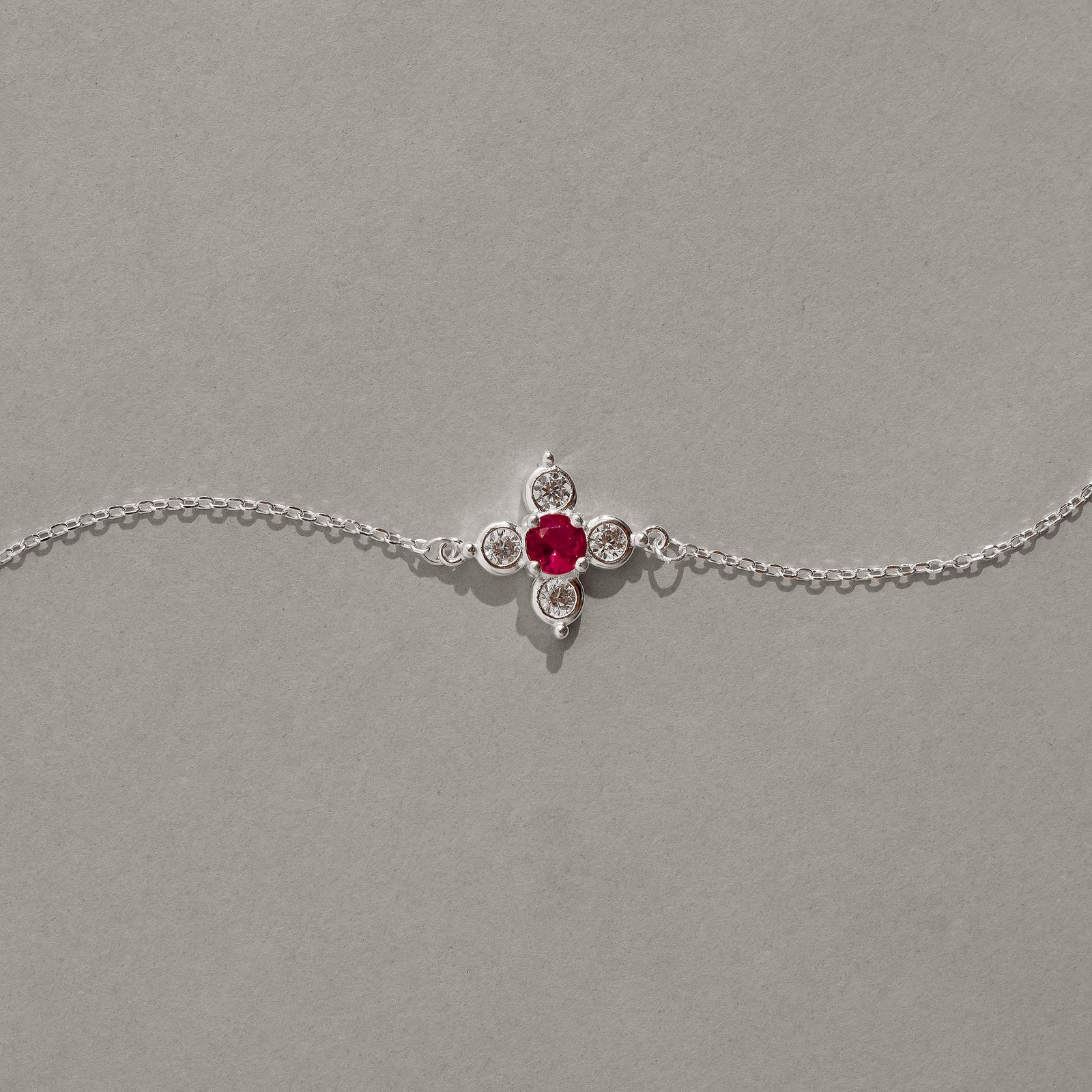 Pulseira entremeio flor com zircônias cristal e cereja 14mm