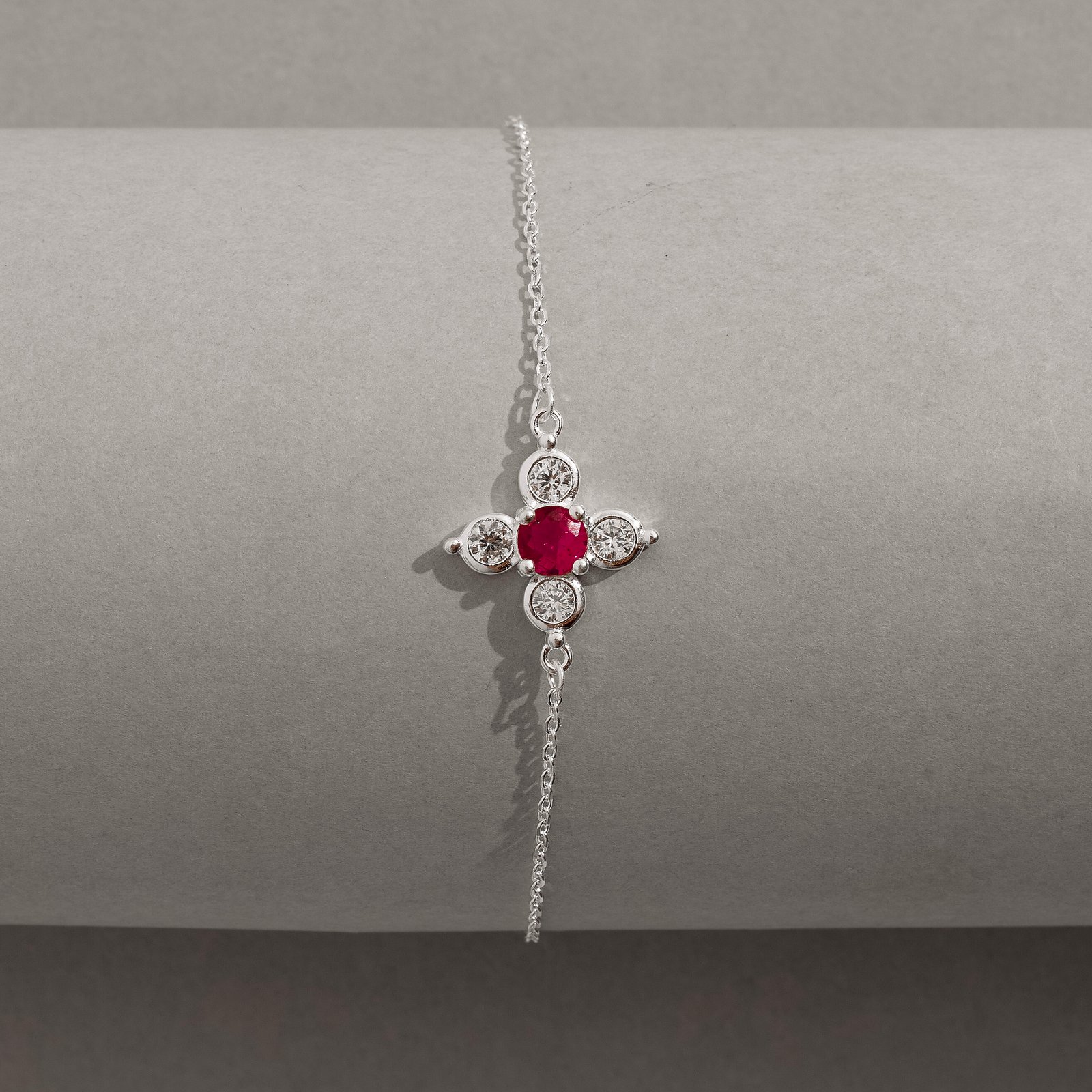 Pulseira entremeio flor com zircônias cristal e cereja 14mm