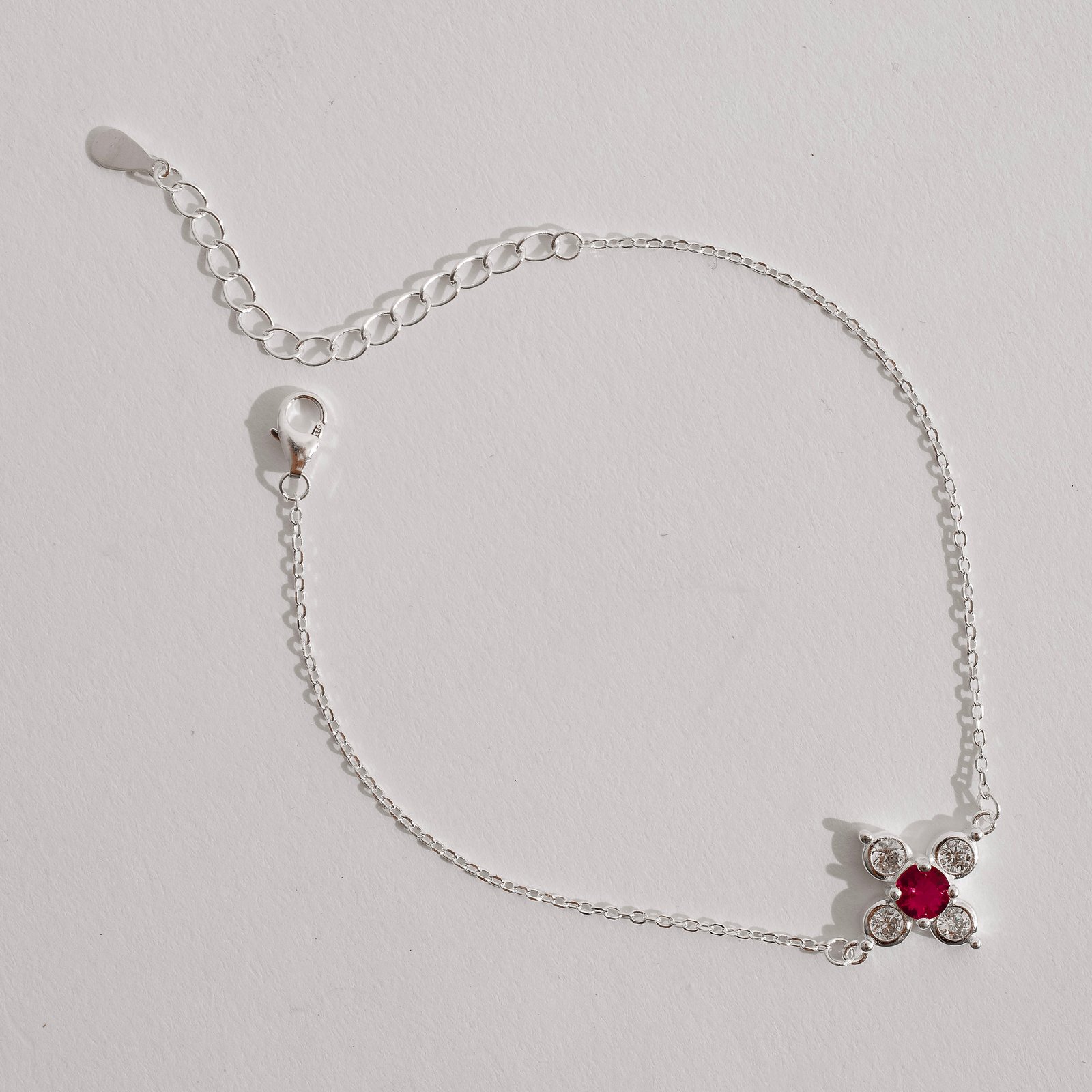 Pulseira entremeio flor com zircônias cristal e cereja 14mm