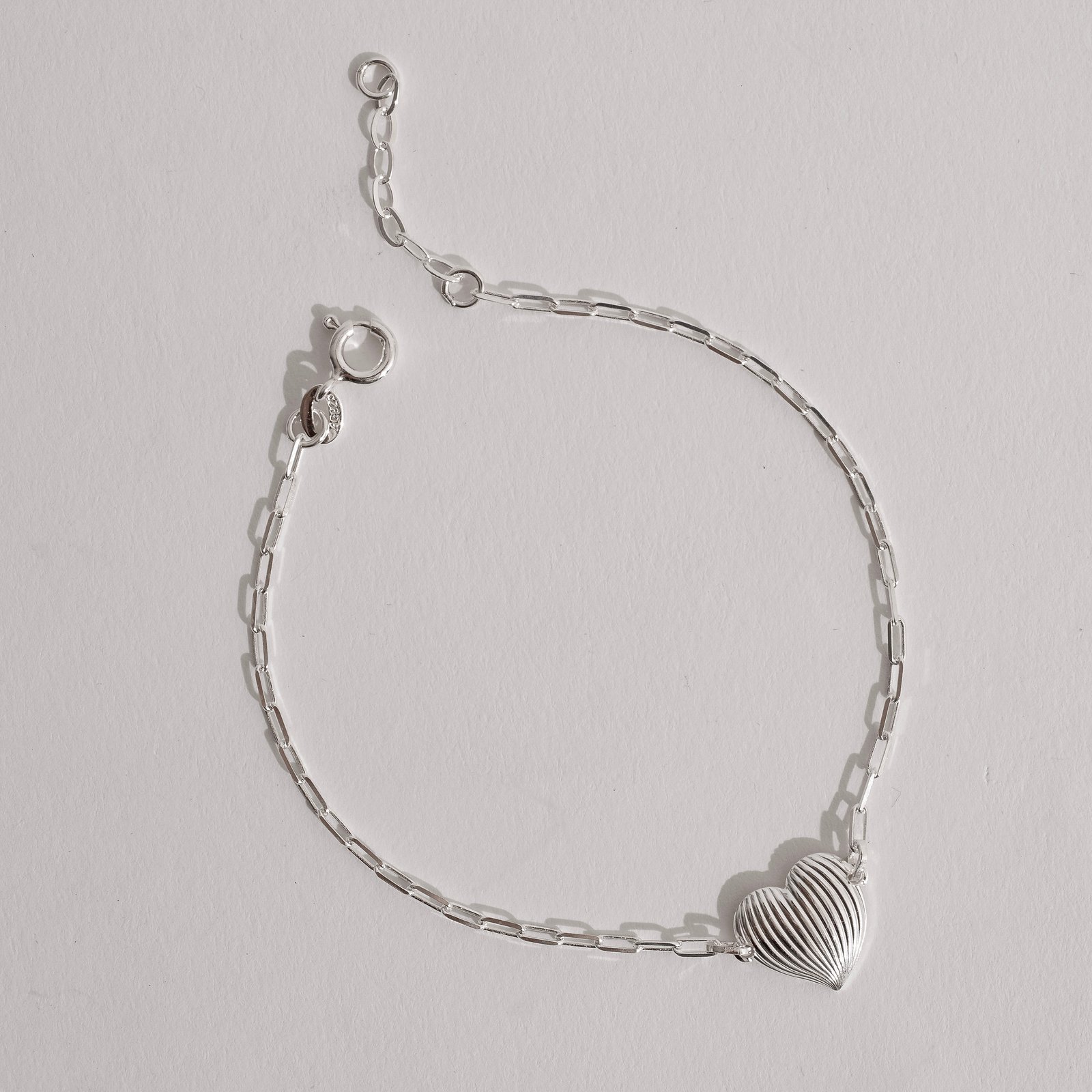 Pulseira entremeio coração riscado 12mm corrente cartier