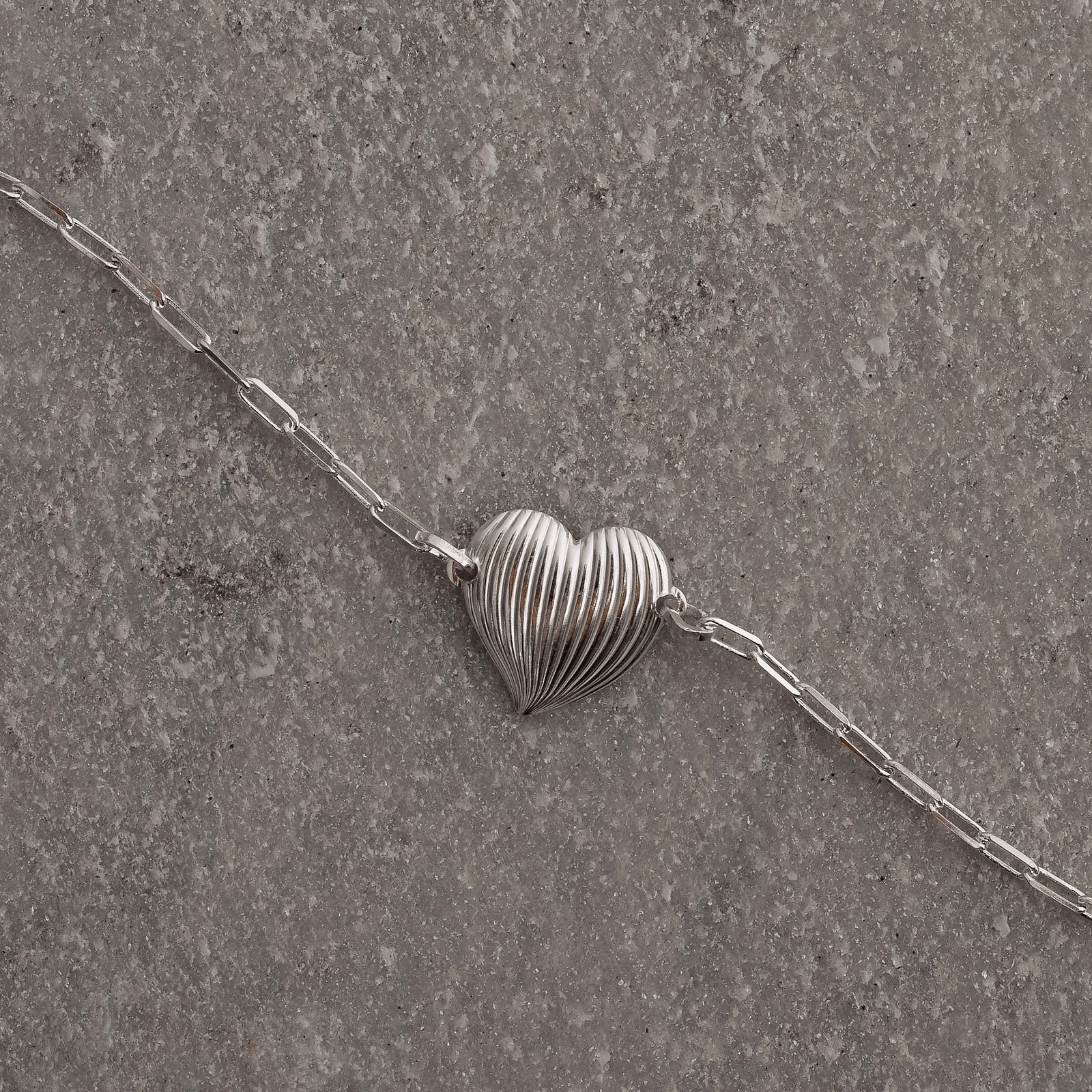 Pulseira entremeio coração riscado 12mm corrente cartier