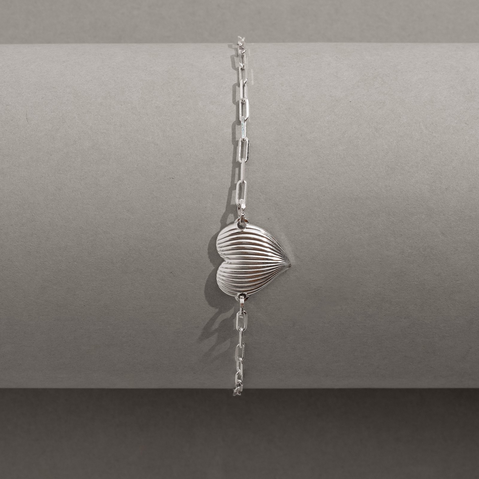 Pulseira entremeio coração riscado 12mm corrente cartier