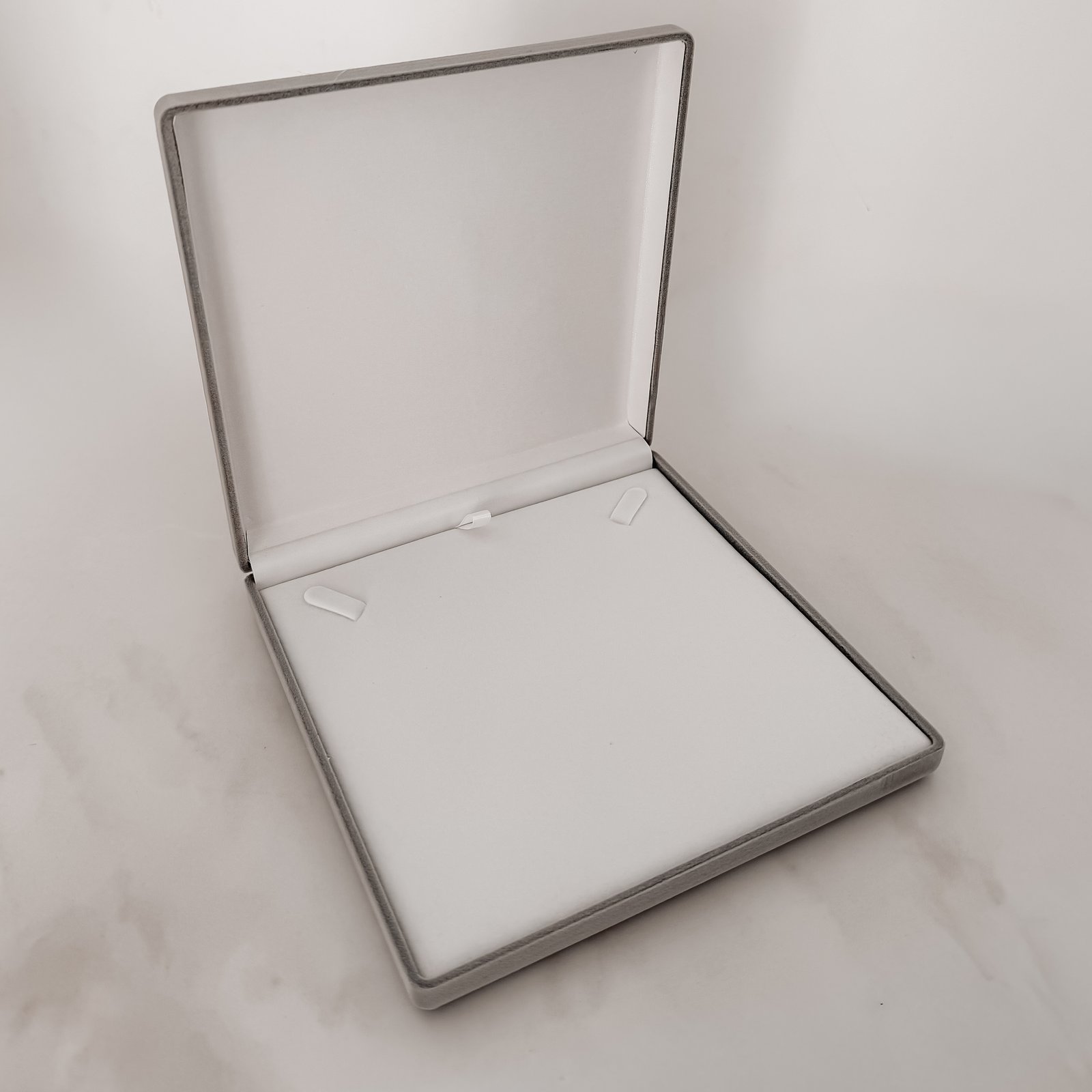 Porta joias colar cinza interior branco 17x16,5x3