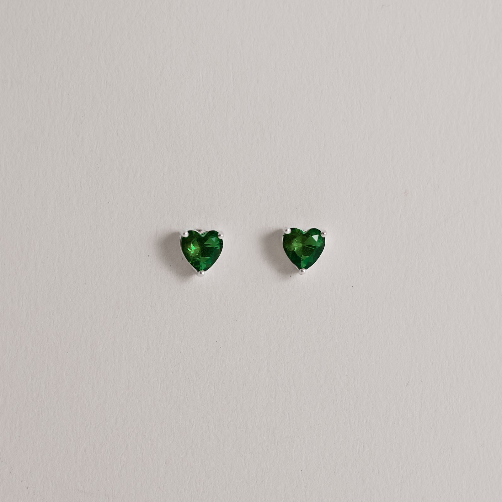 Conjunto brinco e colar zircônia coração esmeralda 6mm 45cm