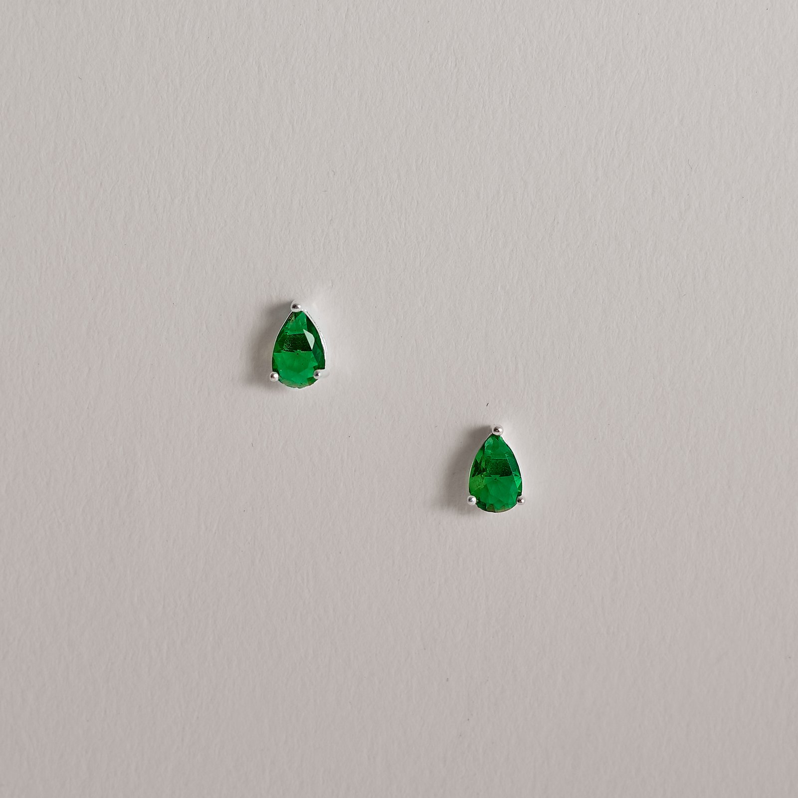Conjunto brinco e colar zircônia gota esmeralda 6x4mm 40cm