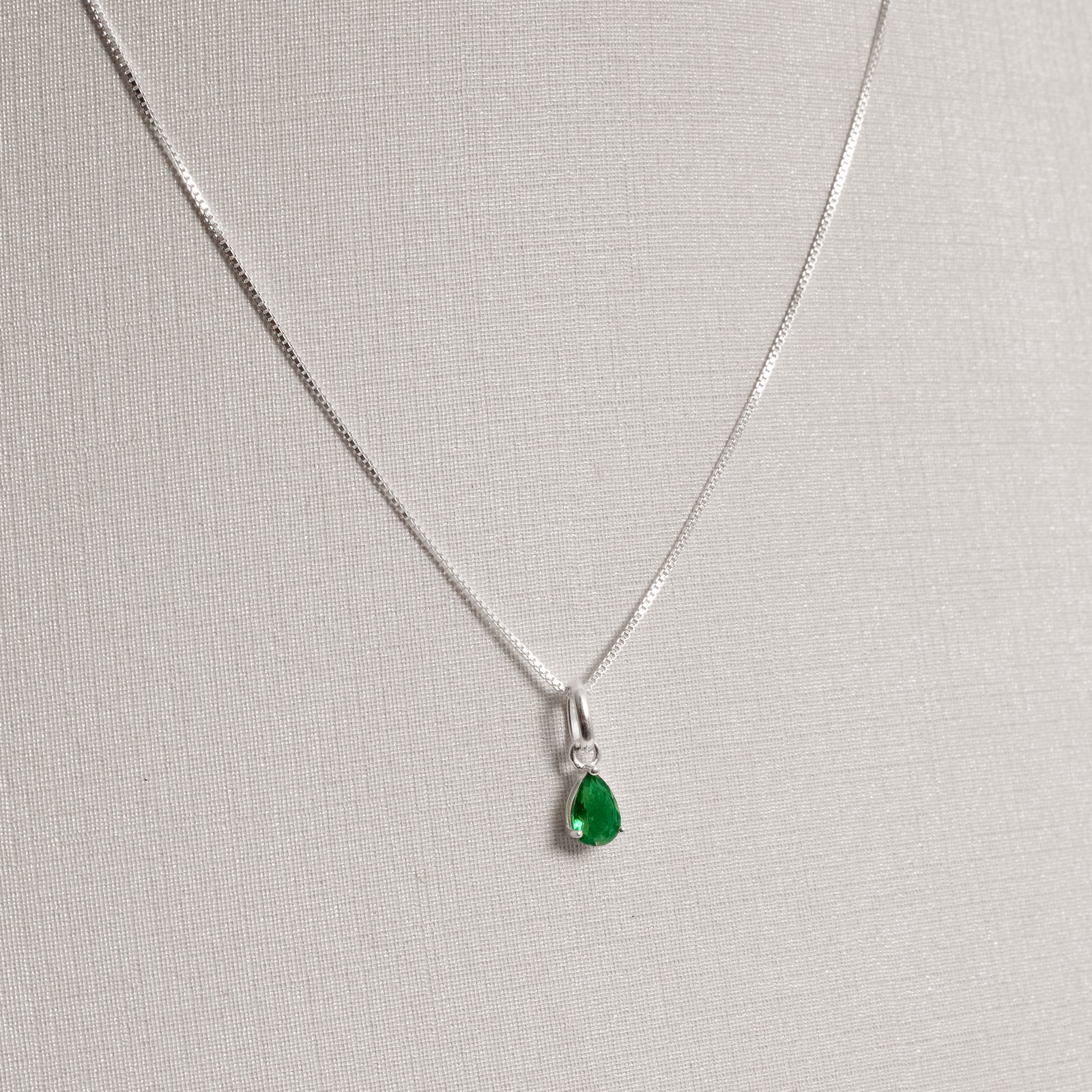 Conjunto brinco e colar zircônia gota esmeralda 6x4mm 40cm